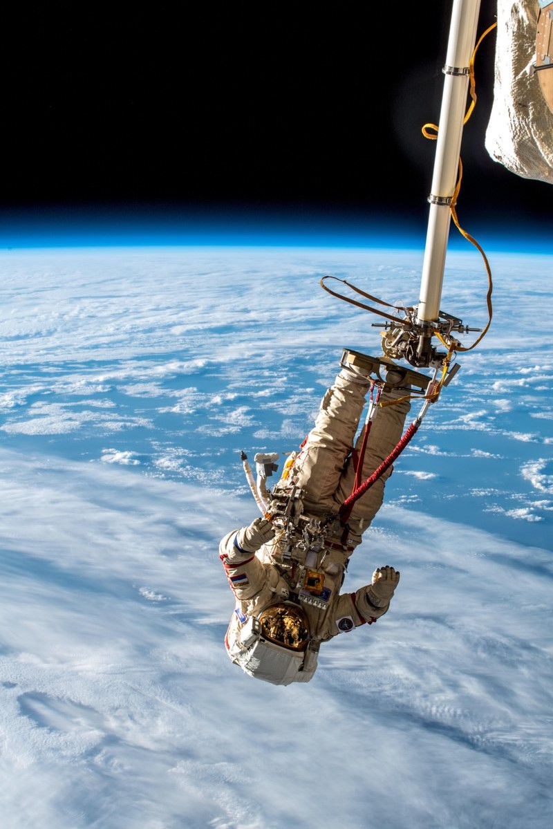 [:ja]【宇宙からの地球絶景】No.670: 船外活動[:en][Earthview Wonders] No.670: Extravehicular Activity (EVA)[:]