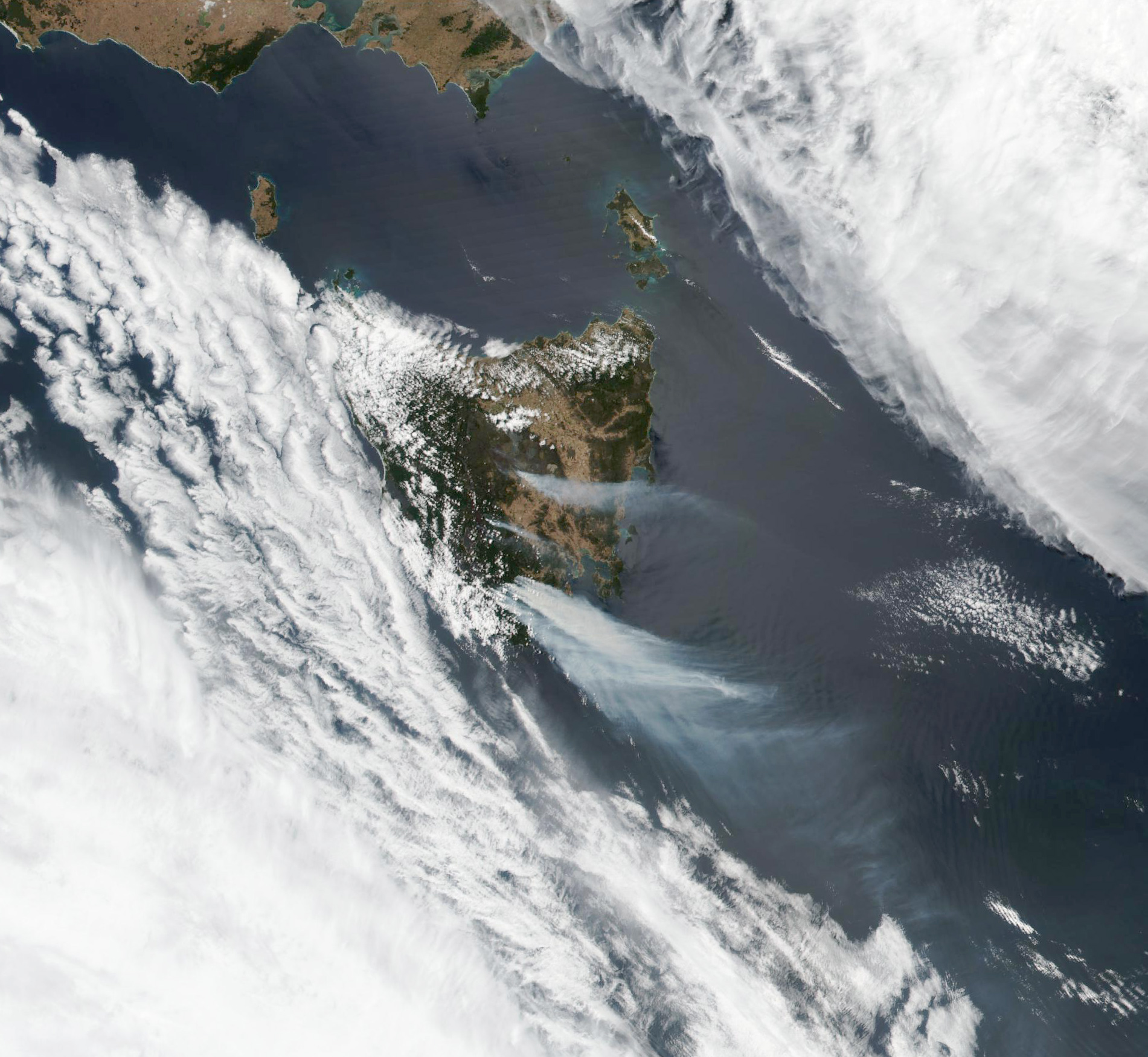 [:ja]【宇宙からの地球絶景】No.703: タスマニアの火事🇦🇺[:en][Earthview Wonders] No.703: Fortnight Fires in Tasmania🇦🇺[:]