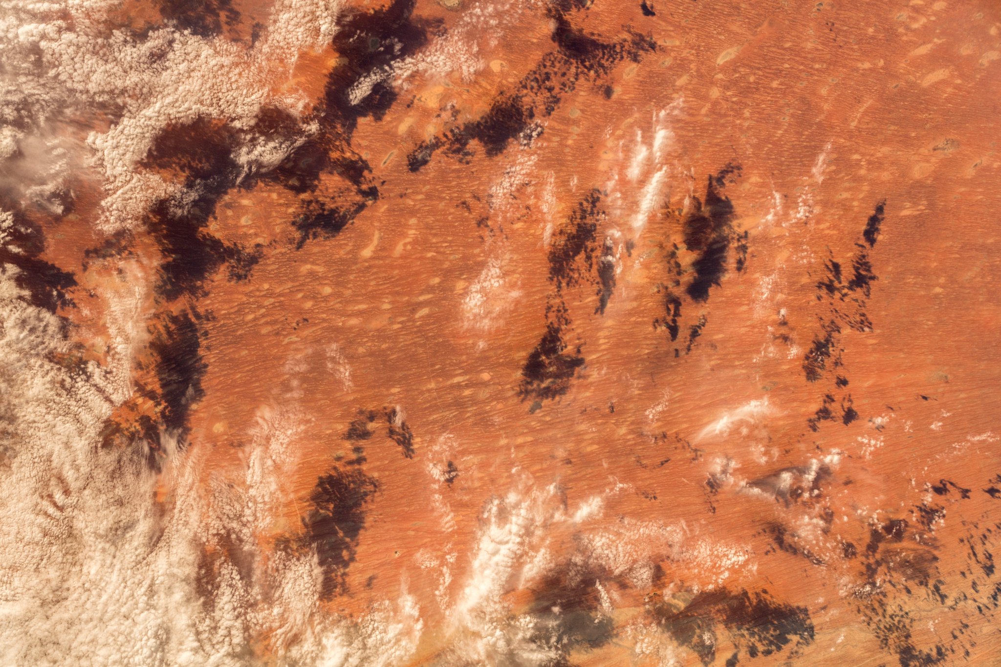 [:ja]【宇宙からの地球絶景】No.722: オーストラリアの赤い大地と雲🇦🇺[:en][Earthview Wonders] No.722: Red Land of Australia and Cloud Shadows🇦🇺[:]