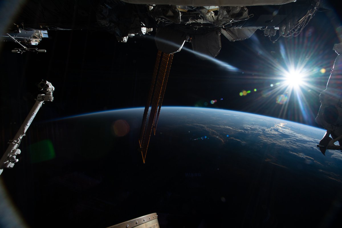 [:ja]【宇宙からの地球絶景】No.720: 宇宙からの夜明け[:en][Earthview Wonders] No.720: Sunrise From Space[:]