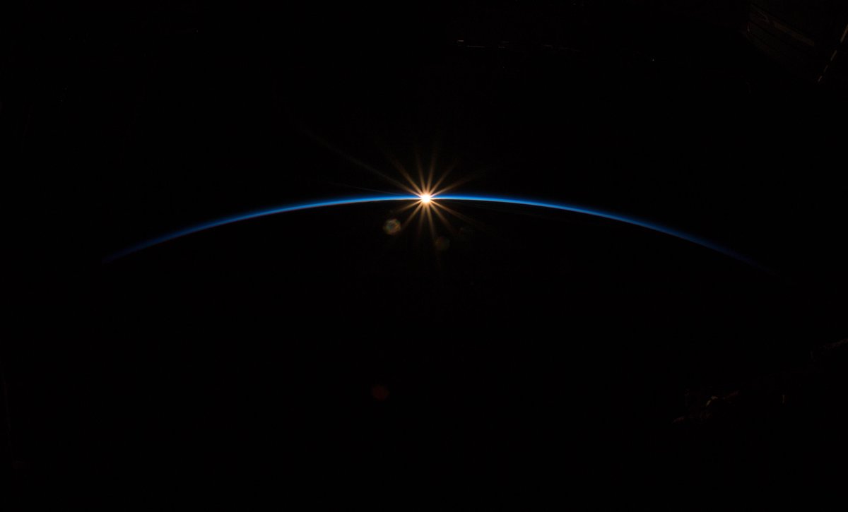 [:ja]【宇宙からの地球絶景】No.729: 宇宙からの夜明け[:en][Earthview Wonders] No.729: Sunrise From Space[:]