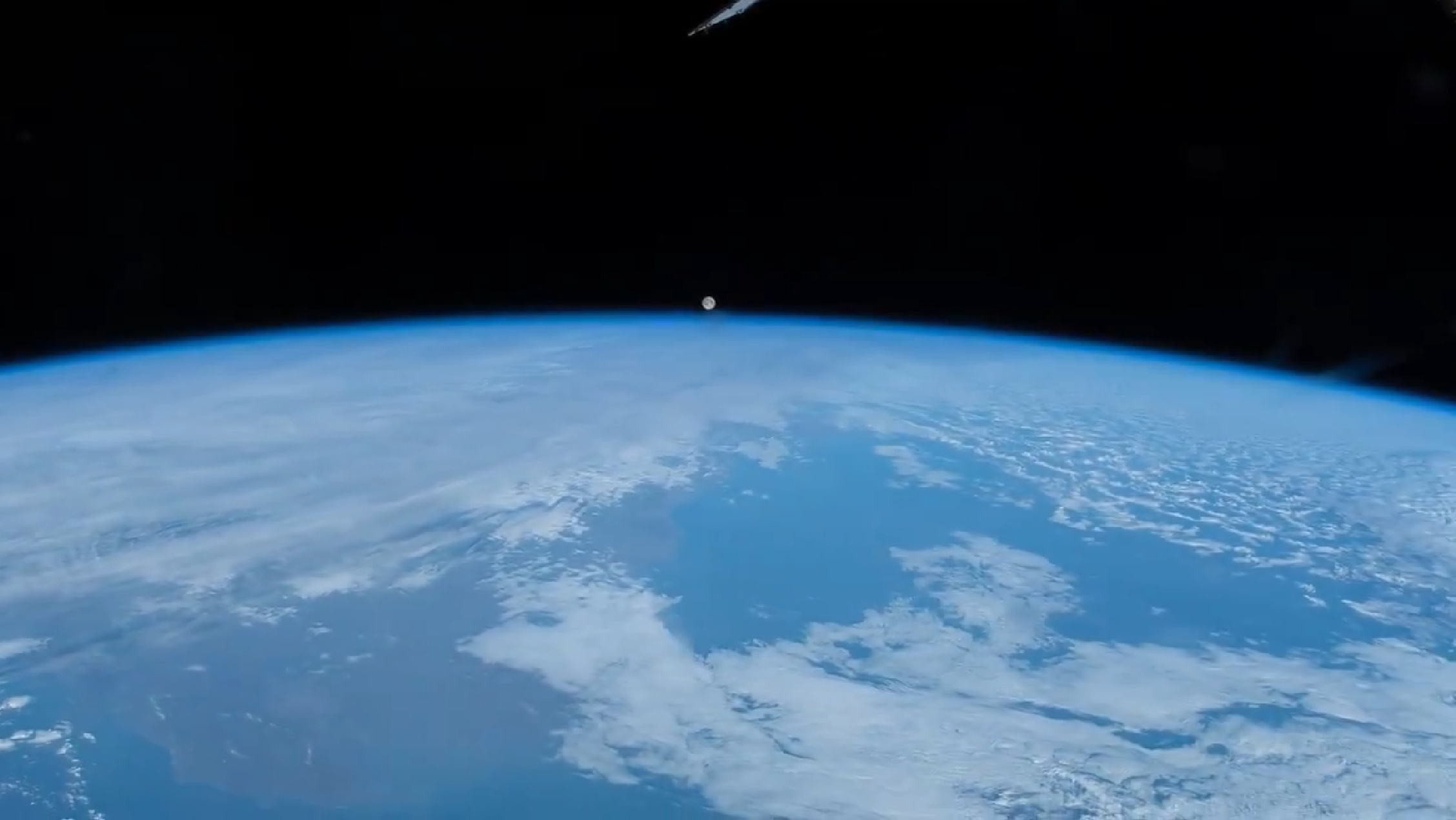 [:ja]【宇宙からの地球絶景】【動画】No.737: 月の入り[:en][Earthview Wonders][Video] No.737: Moonset[:]