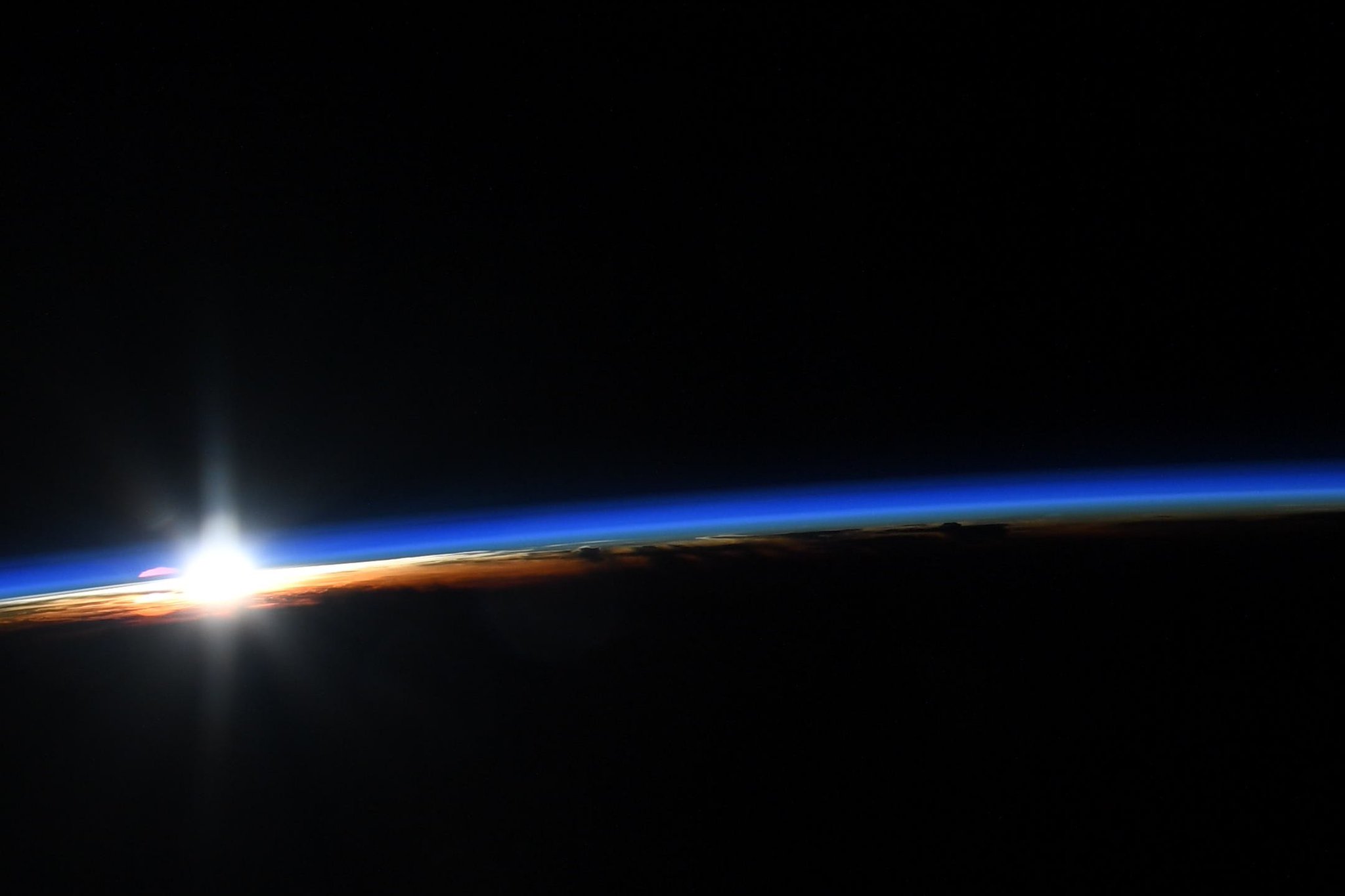[:ja]【宇宙からの地球絶景】No.753: イースターの日の出🇱🇰[:en][Earthview Wonders] No.753: Easter Sunrise🇱🇰[:]