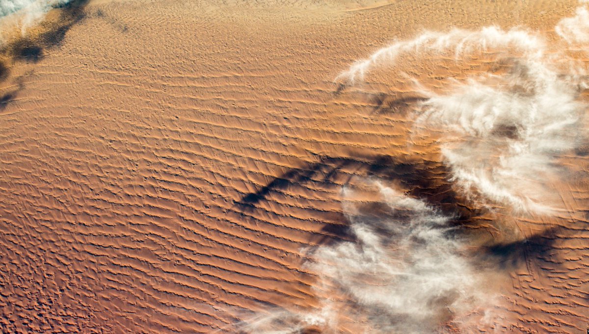 [:ja]【宇宙からの地球絶景】No.763: 砂漠の雲🇳🇦[:en][Earthview Wonders] No.763: Desert Clouds🇳🇦[:]