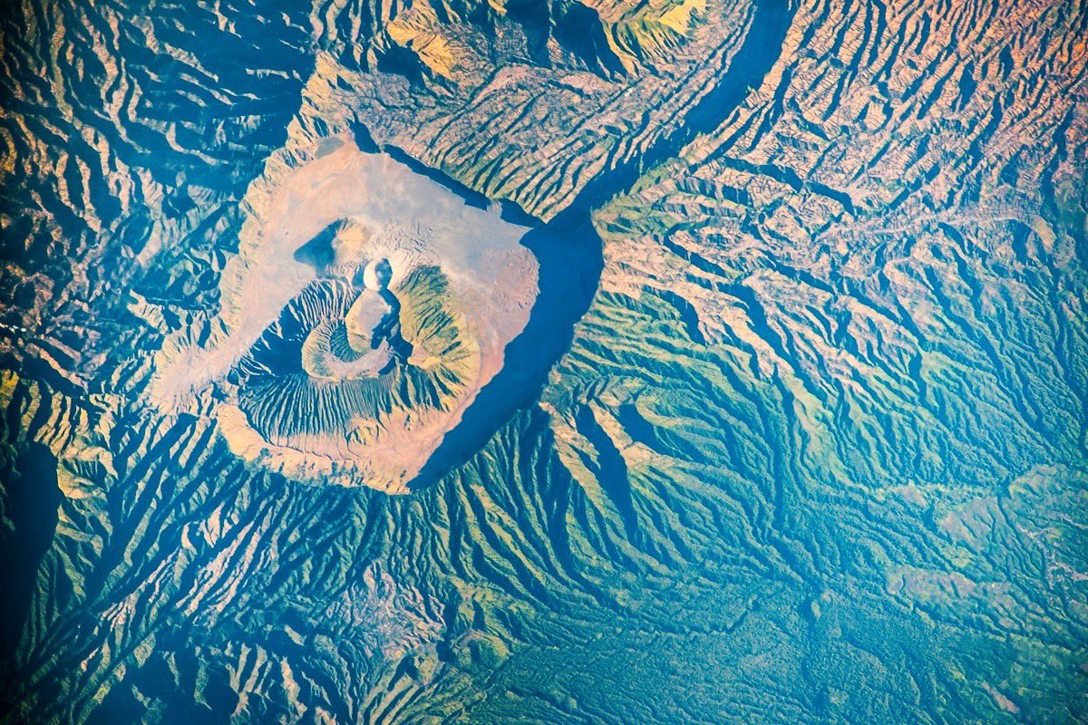 [:ja]【宇宙からの地球絶景】No.760: インドネシアのブロモ山🇮🇩[:en][Earthview Wonders] No.760: Bromo Volcano, Indonesia🇮🇩[:]