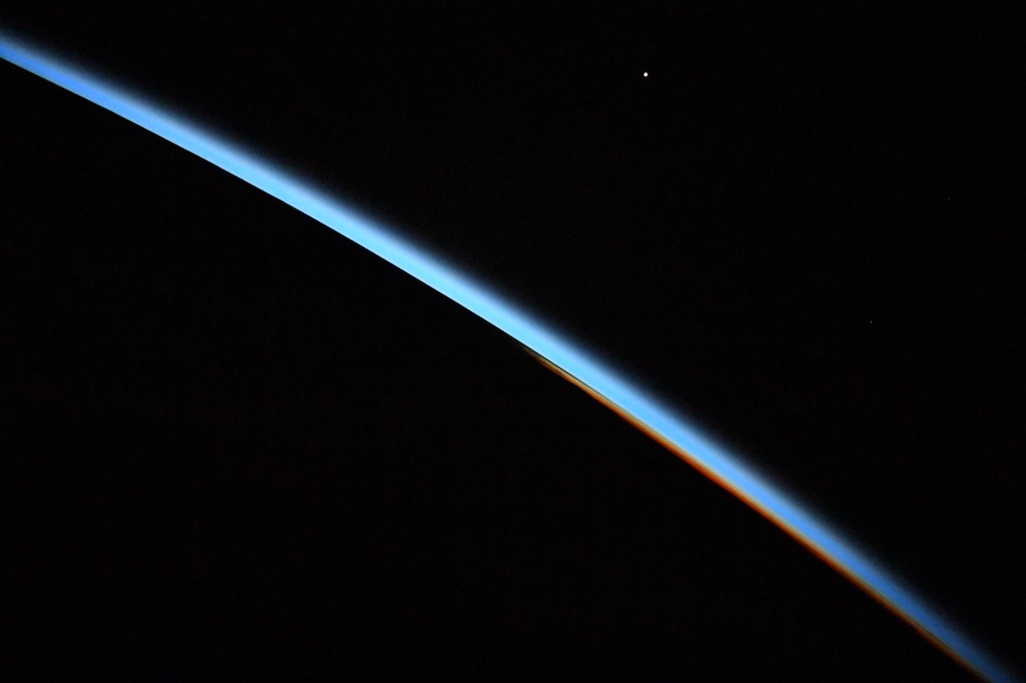 [:ja]【宇宙からの地球絶景】No.791: 地球の夜明け越しの金星の出[:en][Earthview Wonders] No.791: Venus Rise At Sunrise[:]