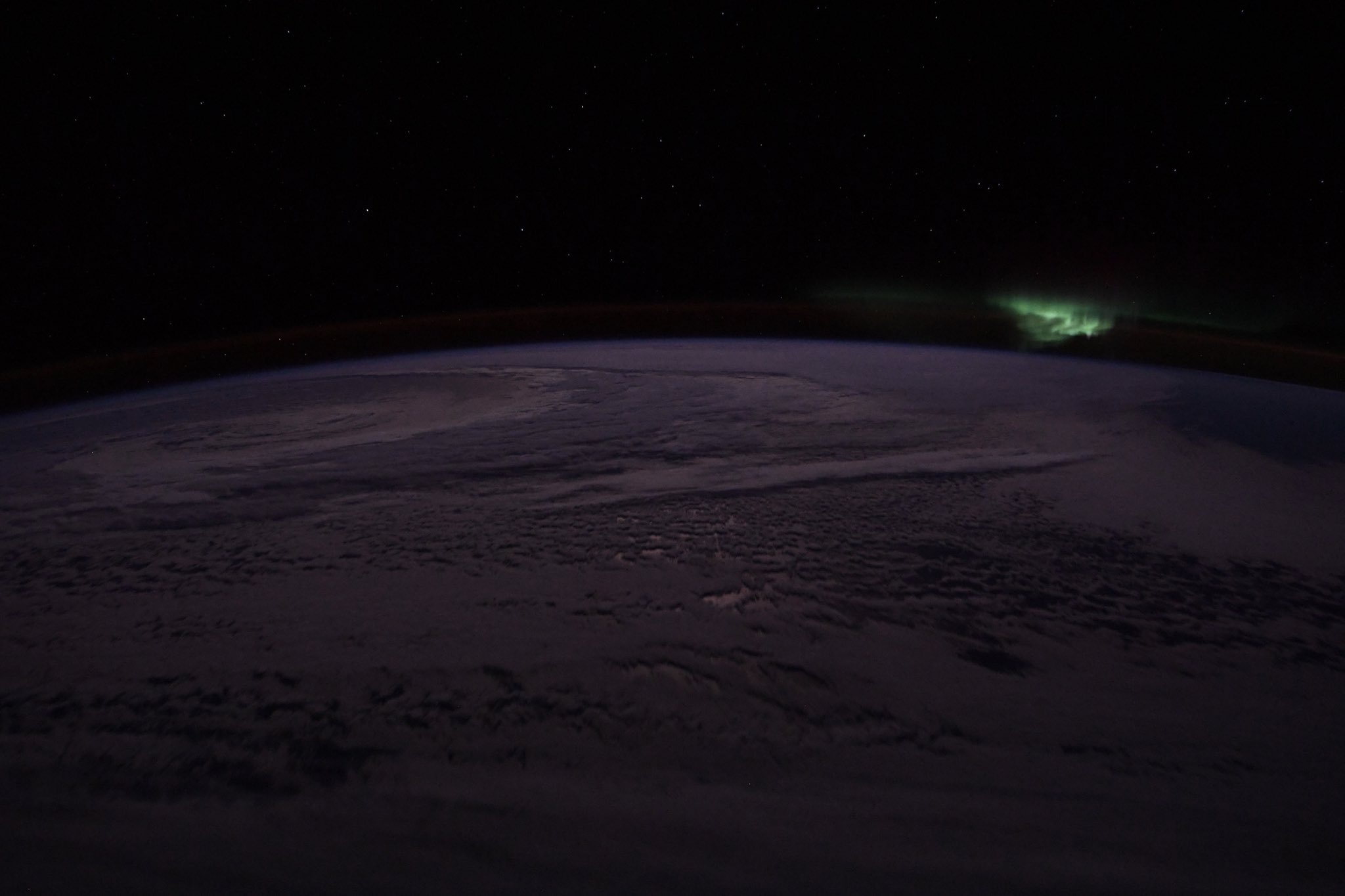 [:ja]【宇宙からの地球絶景】No.795: 南極のオーロラ🇦🇶[:en][Earthview Wonders] No.795: Aurora Over Antarctica🇦🇶[:]