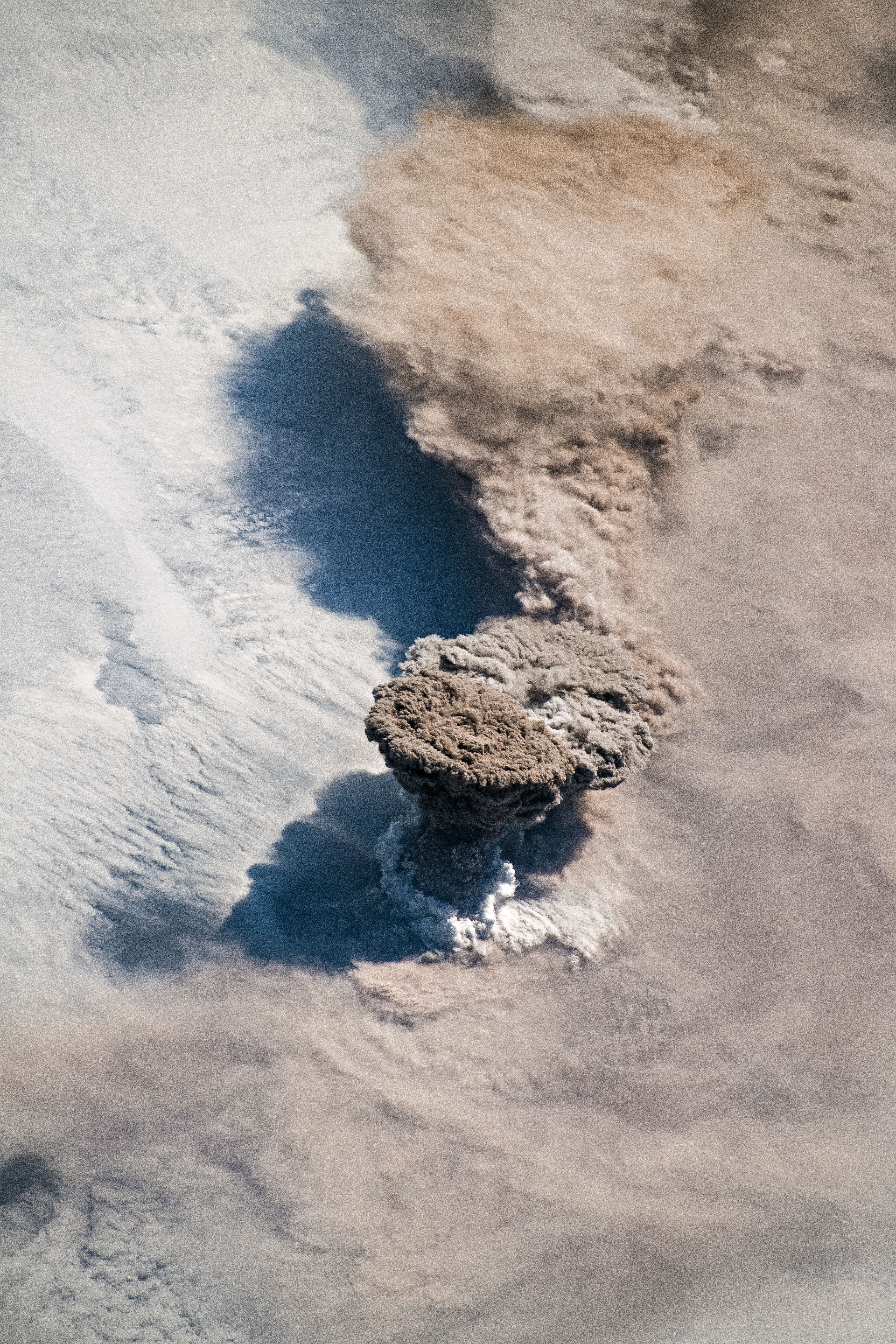 [:ja]【宇宙からの地球絶景】No.796: ライコケ山の噴火🇷🇺[:en][Earthview Woanders] No.796: Eruption of Raikoke, Russia🇷🇺[:]