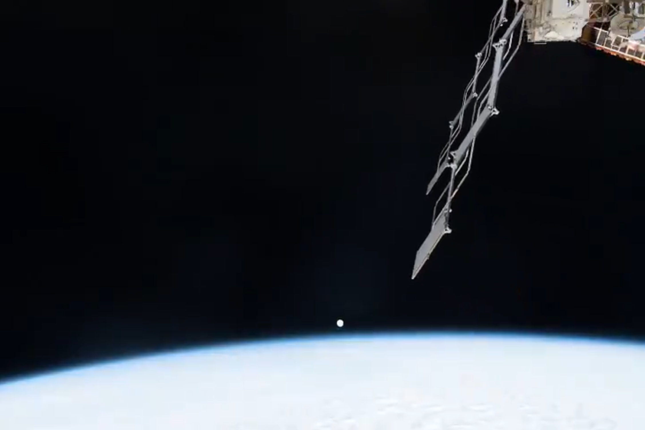 [:ja]【宇宙からの地球絶景】No.816: ムーン・チェイス[:en][Earthview Wonders] No.816: Moon Chase[:]