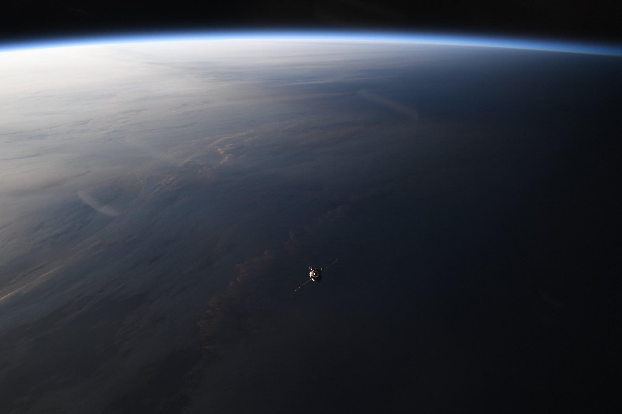 [:ja]【宇宙からの地球絶景】No.819: ソユーズの接近[:en][Earthview Wonders] No.819: Soyuz Approaching[:]
