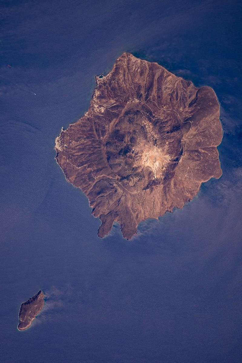 [:ja]【宇宙からの地球絶景】No.842: ギリシャのニシロス島🇬🇷[:en][Earthview Wonders] No.842: Nisyros, Greece🇬🇷[:]