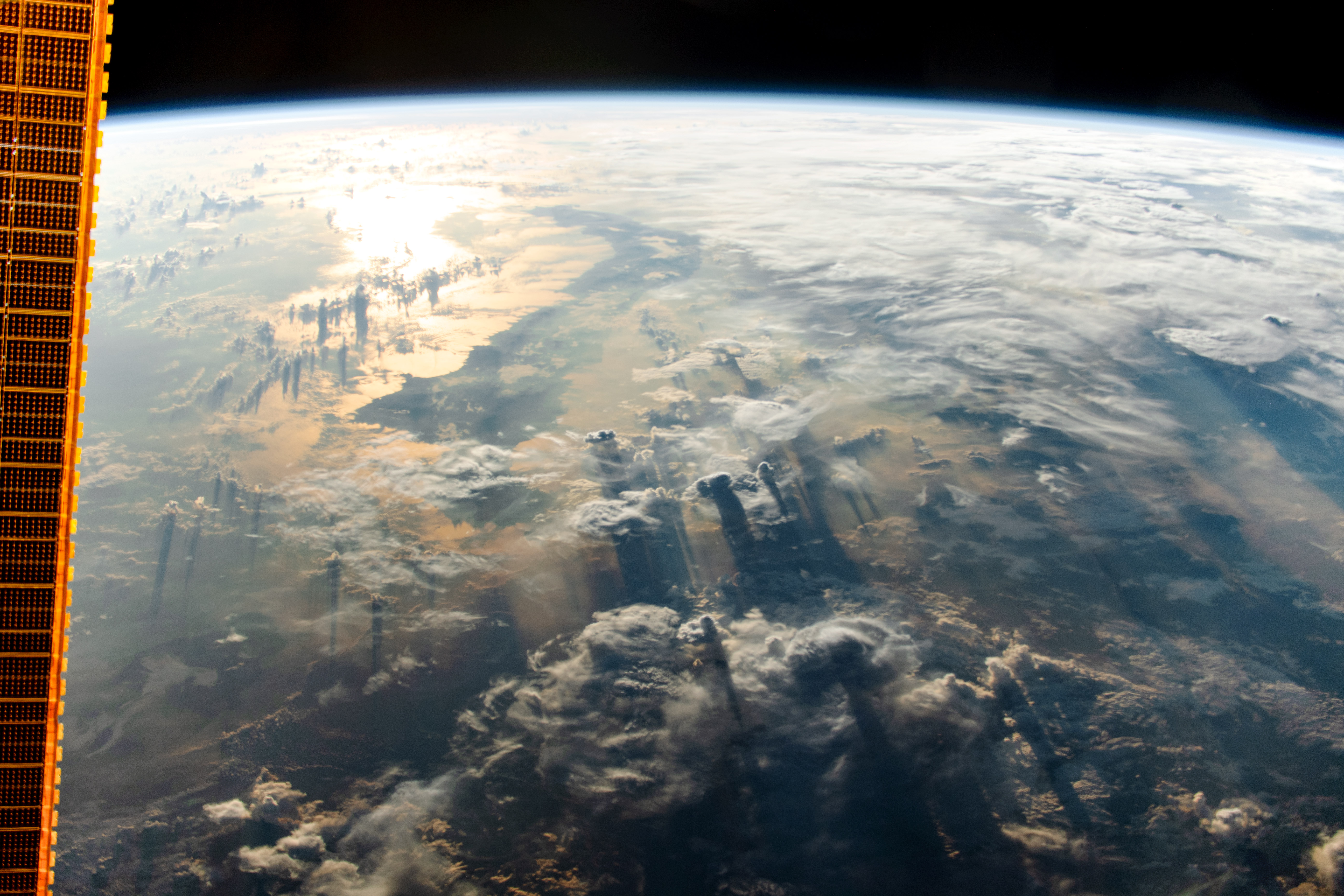 [:ja]【宇宙からの地球絶景】No.822: インドネシアのスラウェシ島🇮🇩[:en][Earthview Wonders] No.822: Sulawesi, Indonesia🇮🇩[:]