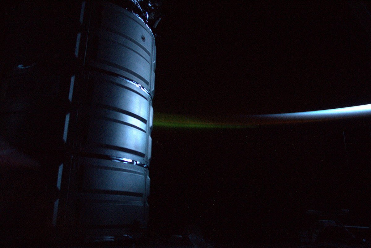 [:ja]【宇宙からの地球絶景】No.830: 南半球のオーロラ🇳🇿[:en][Earthview Wonders] No.830: Aurora Australis🇳🇿[:]