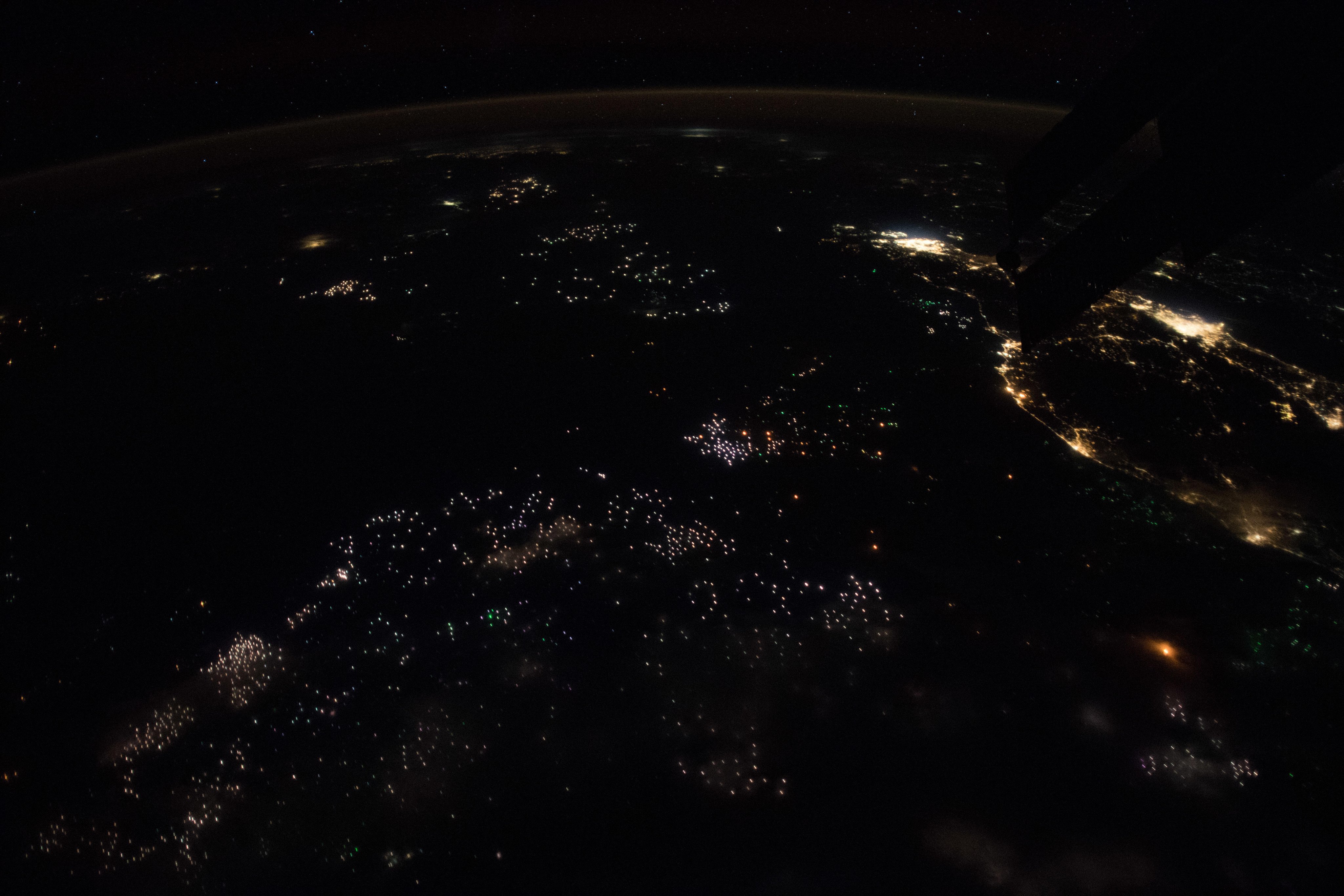 [:ja]【宇宙からの地球絶景】No.847: インドネシア沖の漁船灯🇮🇩[:en][Earthview Wonders] No.847: Fishing boats of Surabaya, Indonesia🇮🇩[:]