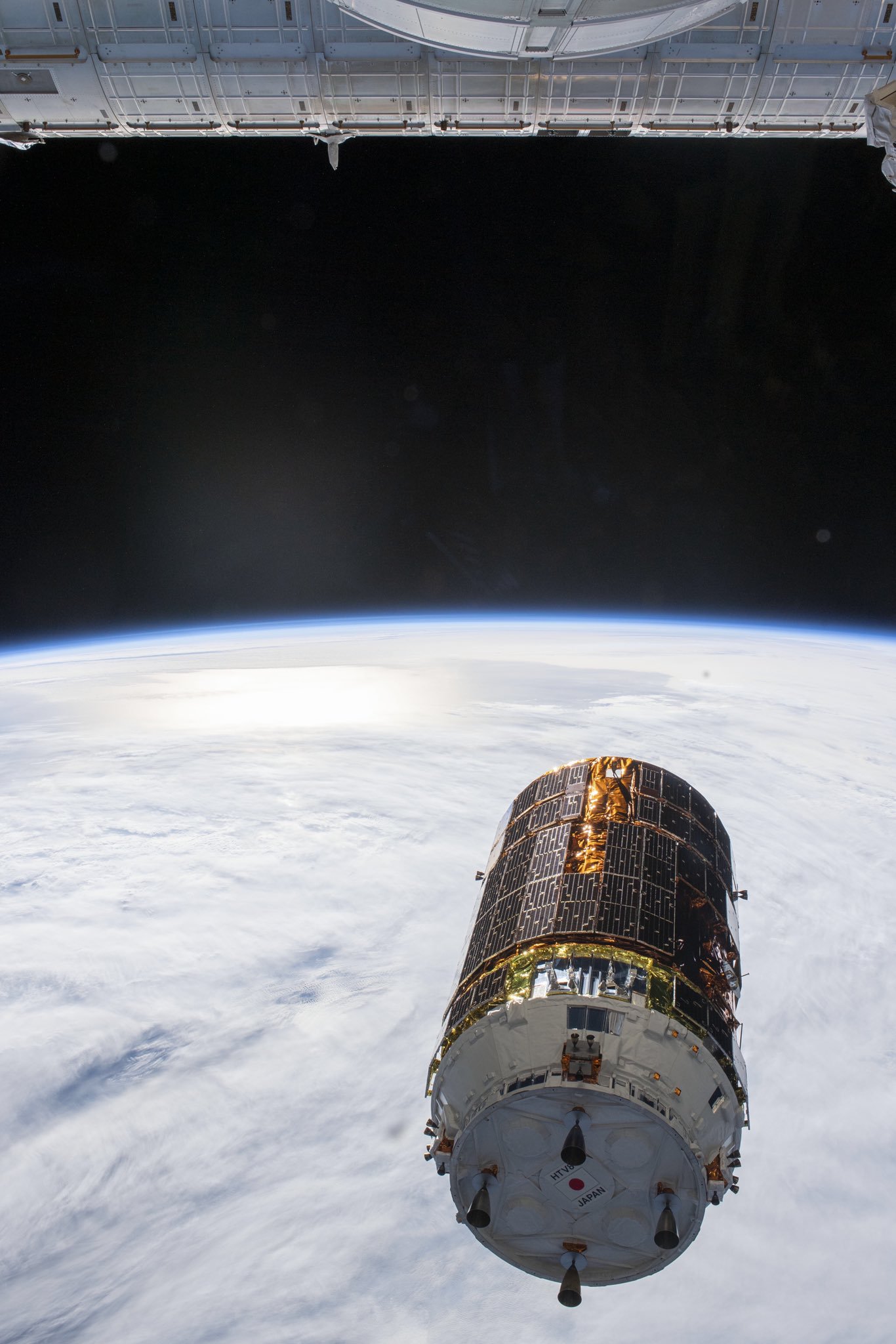 [:ja]【宇宙からの地球絶景】No.864: HTVこうのとり[:en][Earthview Wonders] No.864: HTV Cargo[:]