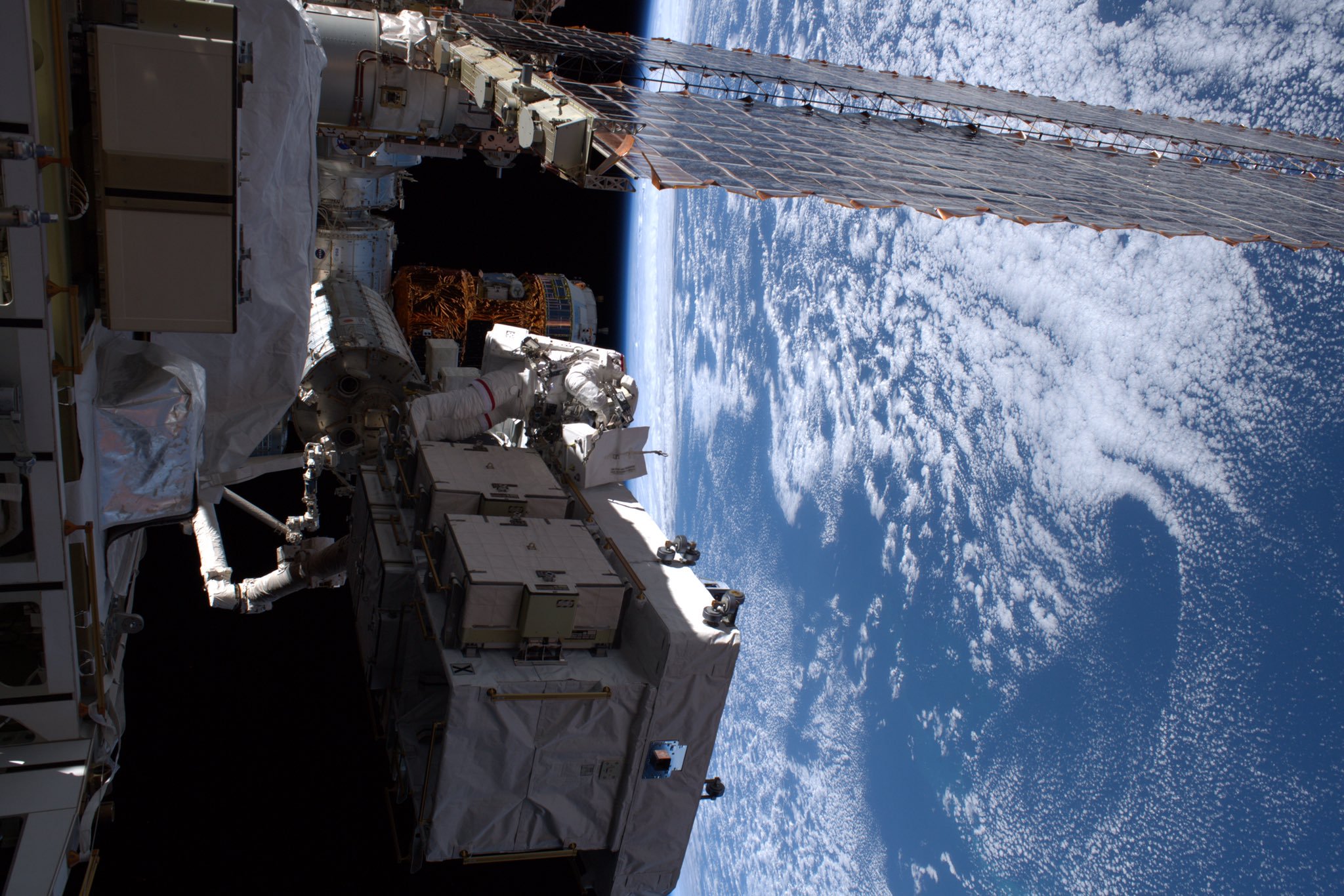[:ja]【宇宙からの地球絶景】No.874: 宇宙遊泳[:en][Earthview Wonders] No.874: Spacewalk[:]