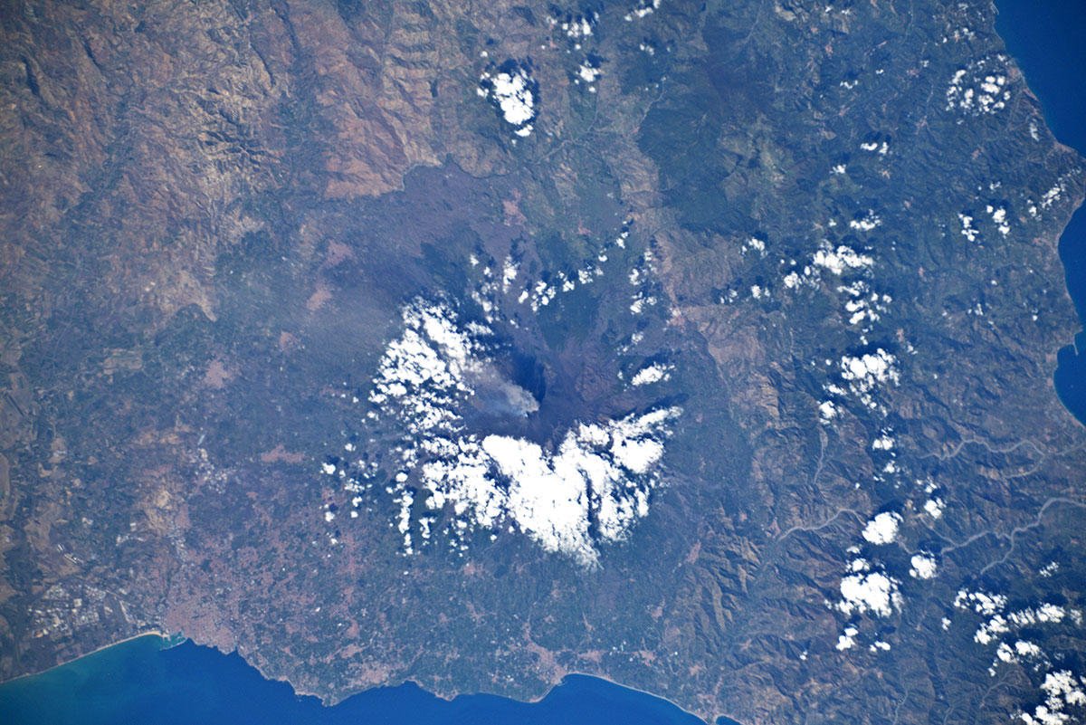 [:ja]【宇宙からの地球絶景】No.875: エトナ山の噴火🇮🇹[:en][Earthview Wonders] No.875: Mt. Etna Eruption🇮🇹[:]