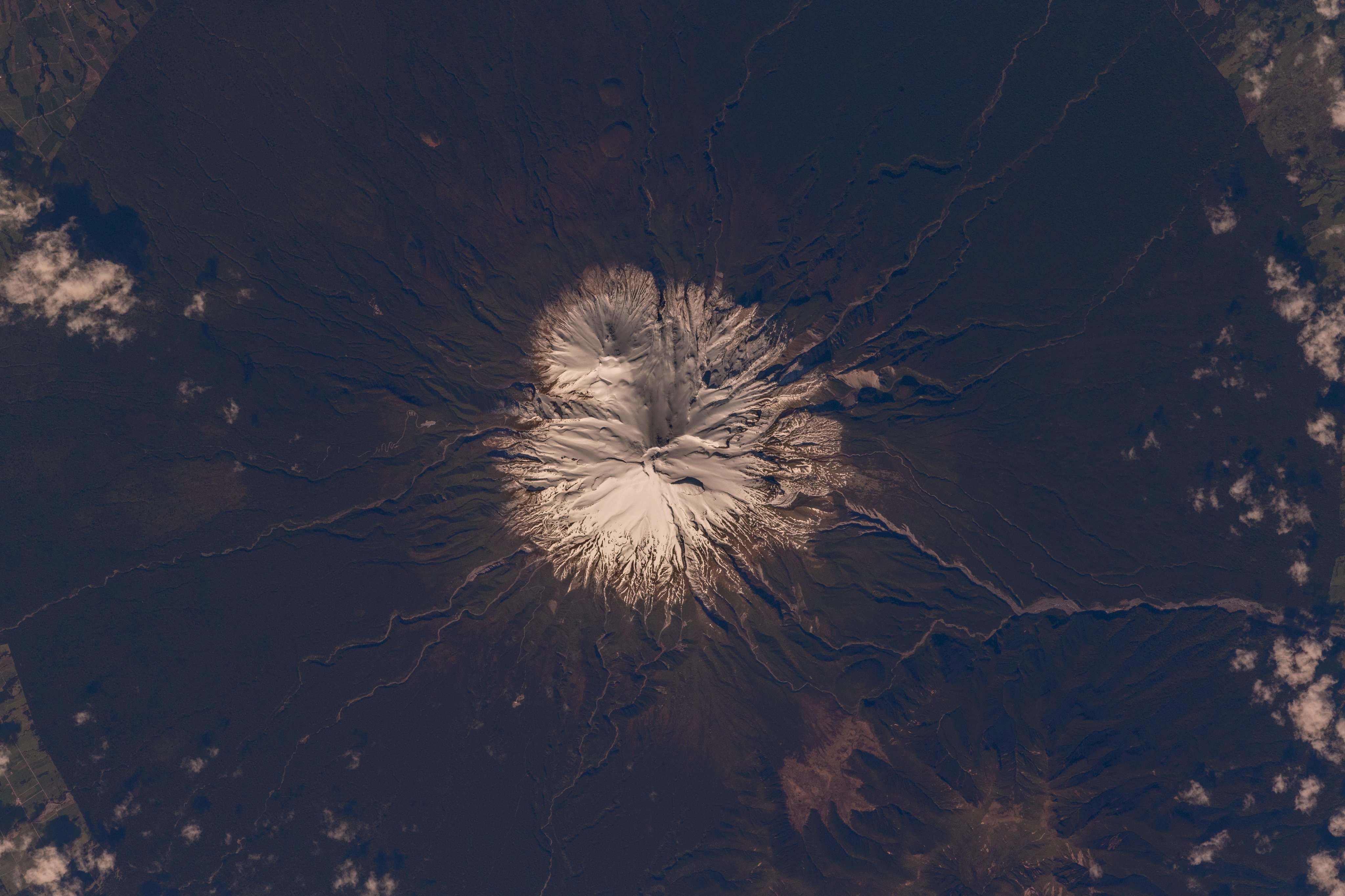 [:ja]【宇宙からの地球絶景】No.899: ニュージーランドのタラナキ山🇳🇿[:en][Earthview Wonders] No.899: Mt. Taranaki, NZ🇳🇿[:]