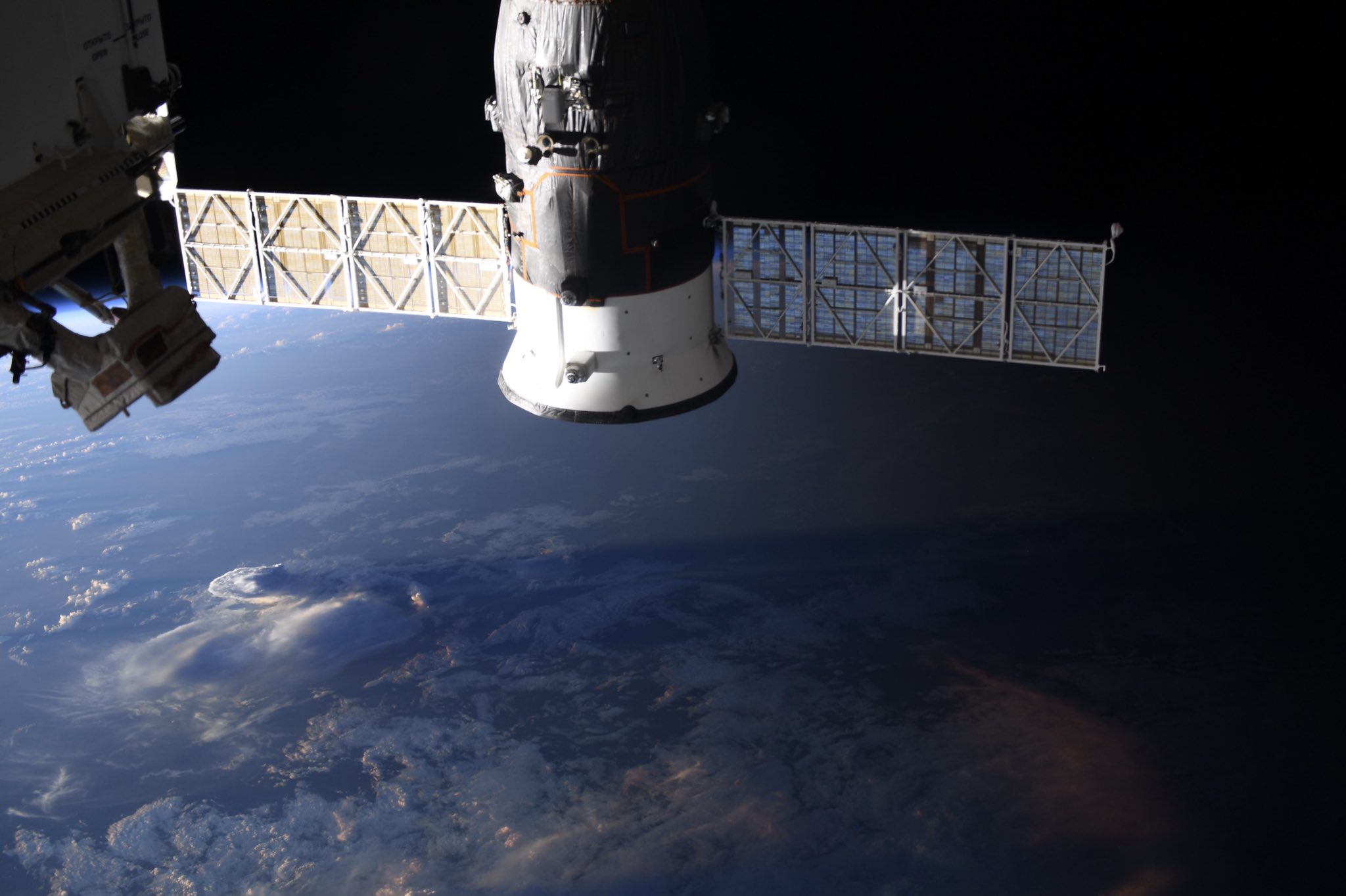 [:ja]【宇宙からの地球絶景】No.924: 夜明け[:en][Earthview Wonders] No.924: Dawn[:]