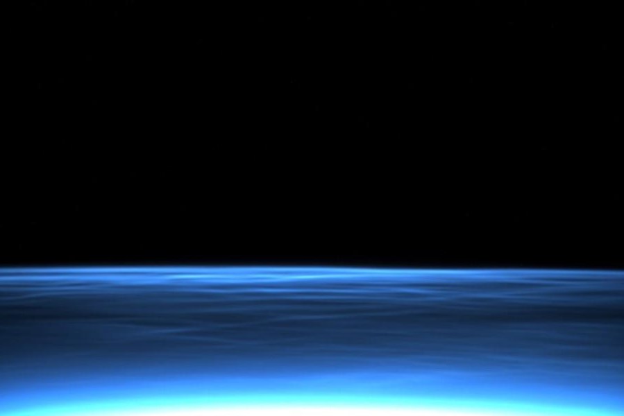 [:ja]【宇宙からの地球絶景】No.930: 夜光雲[:en][Earthview Wonders] No.930: Mesospheric Clouds[:]