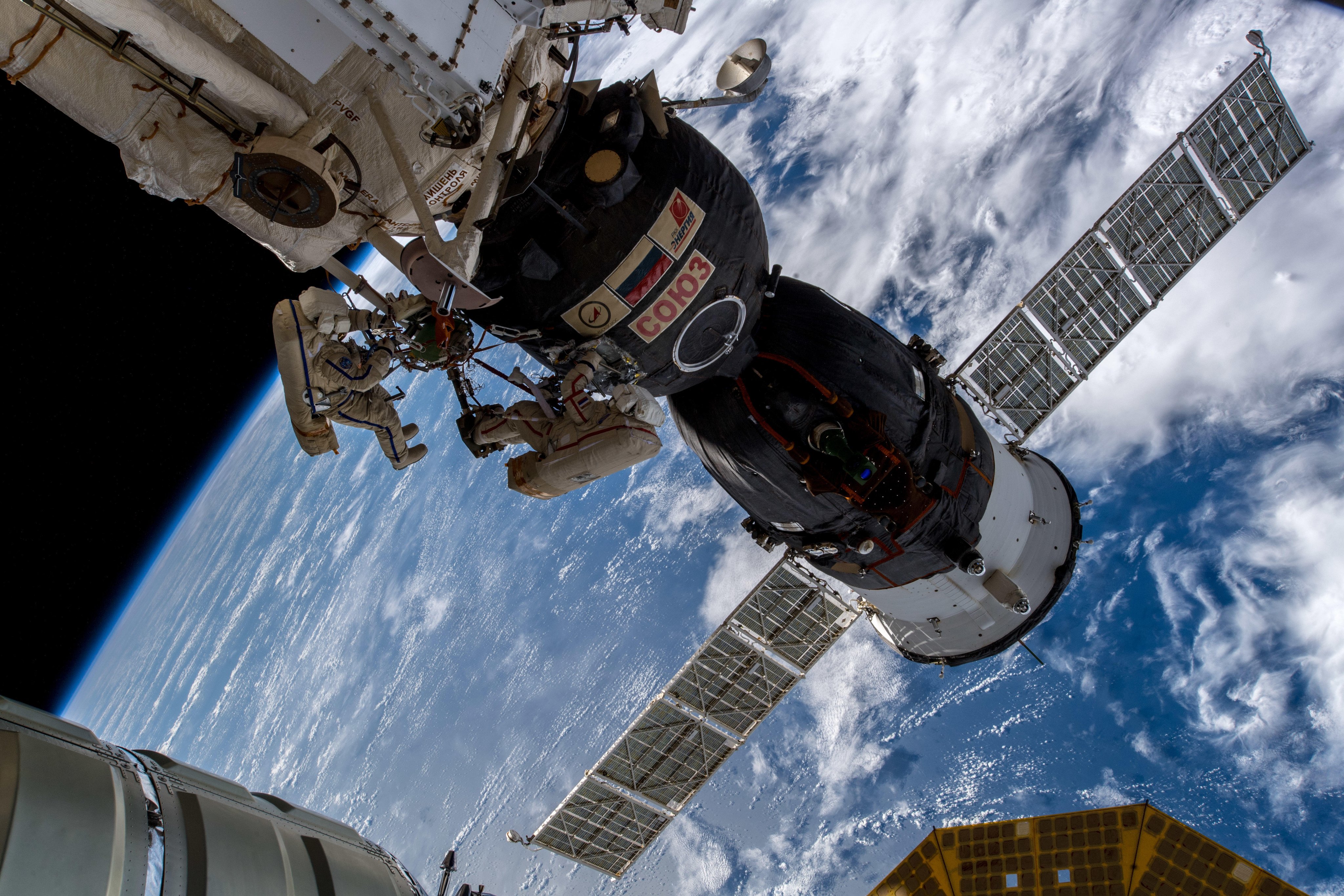 [:ja]【宇宙からの地球絶景】No.966: 宇宙遊泳[:en][Earthview Wonders] No.966: Spacewalk[:]