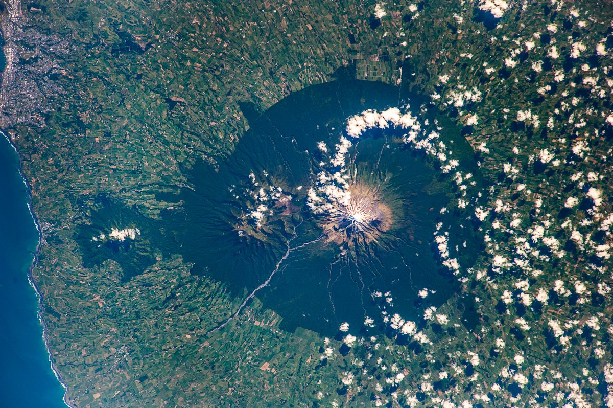 [:ja]【宇宙からの地球絶景】No.978: ニュージーランドのタラナキ山🇳🇿[:en][Earthview Wonders] No.978: Egmont, New Zealand[:]