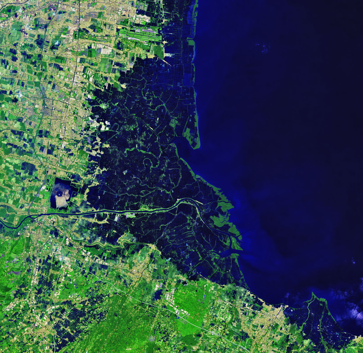 [:ja]【宇宙からの地球絶景】No.1024: シドアルジョの泥火山（LUSI）🇮🇩[:en][Earthview Wonders] No.1024: Sidoarjo Mud Flow (LUSI)🇮🇩[:]
