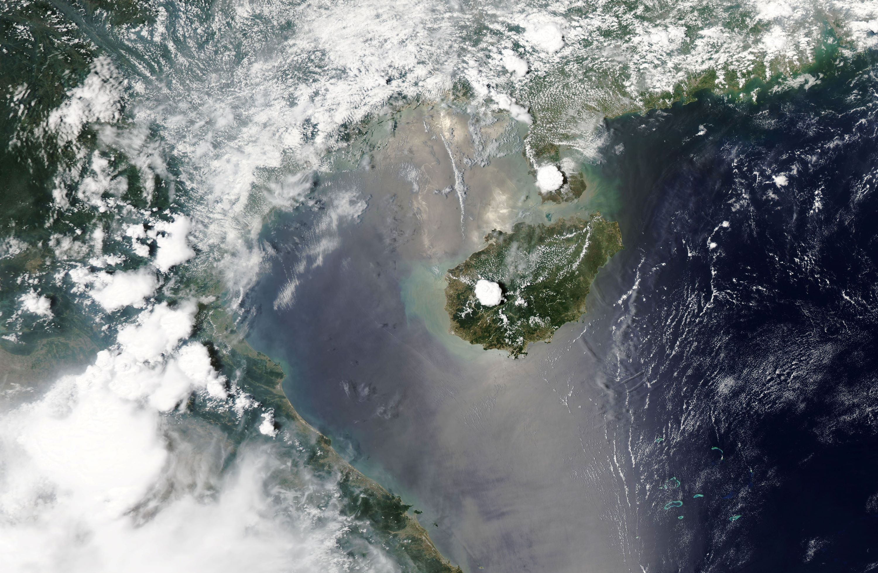 [:ja]【宇宙からの地球絶景】No.1040: 海南島🇨🇳[:en][Earthview Wonders] No.1040: Hainan Island🇨🇳[:]