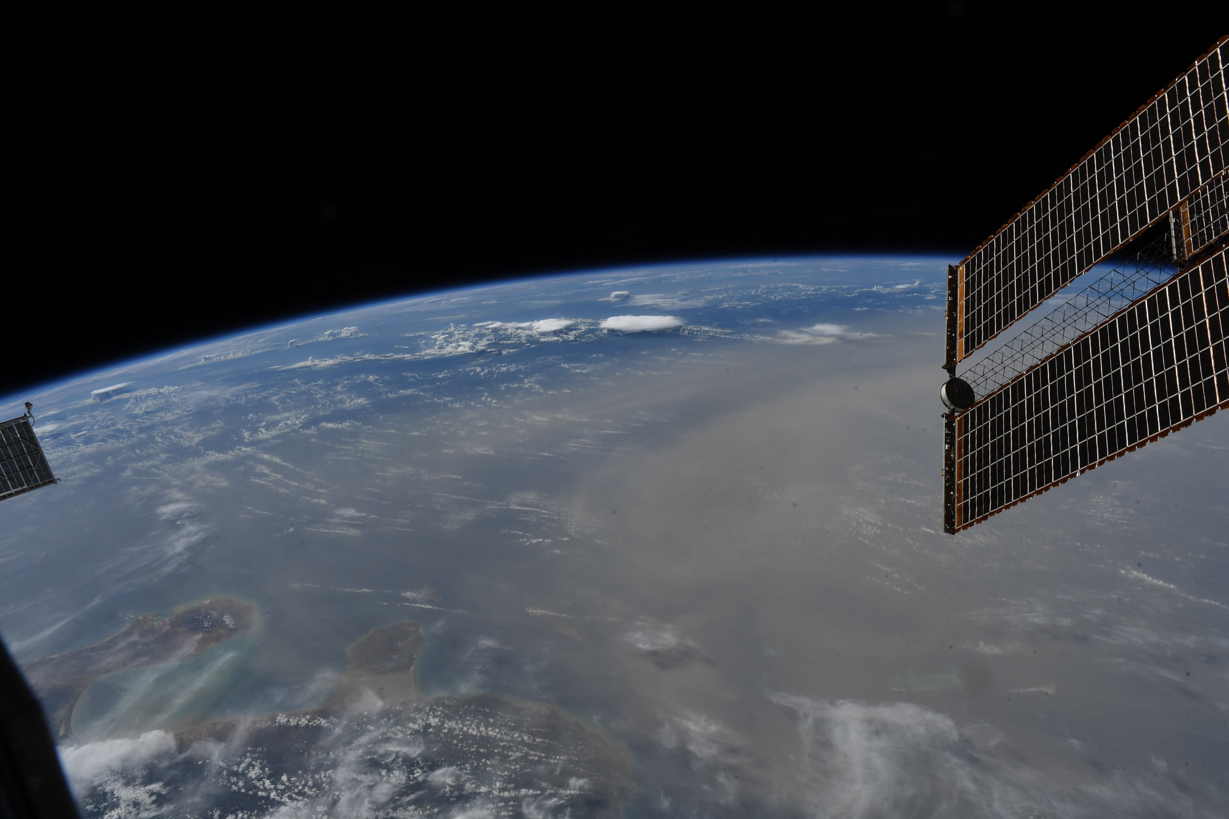 [:ja]【宇宙からの地球絶景】No.1062: アフリカからの砂嵐（続）🇻🇪[:en][Earthview Wonders] No.1062: Sand Storm from Africa (Cont’d)🇻🇪[:]