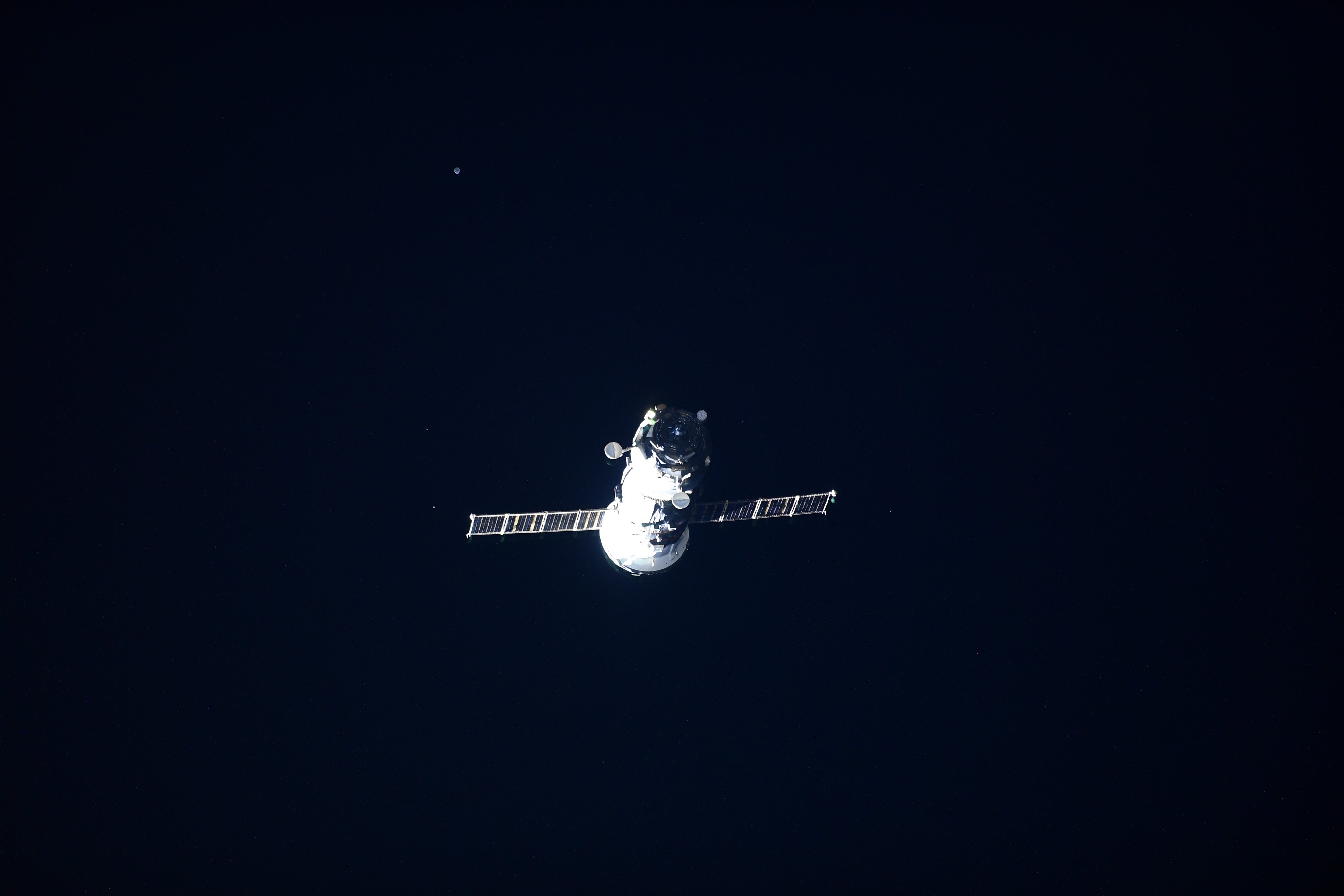 [:ja]【宇宙からの地球絶景】No.1067: 月とプログレス補給船[:en][Earthview Wonders] No.1067: Moon and Progress MS-13[:]