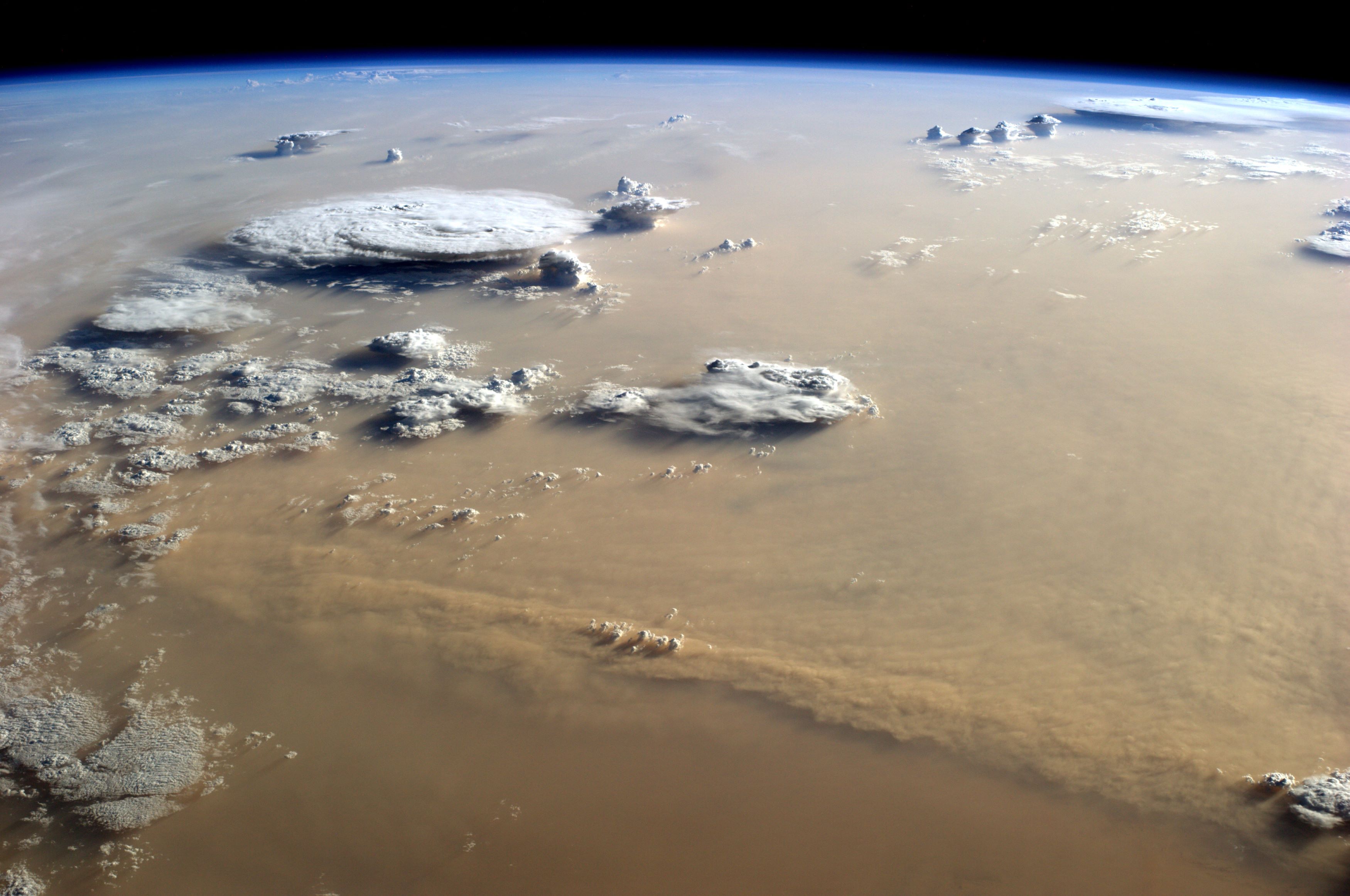 [:ja]【宇宙からの地球絶景】No.1128: サハラ砂漠の砂嵐🇱🇾[:en][Earthview Wonders] No.1128: Saharan Dust🇱🇾[:]