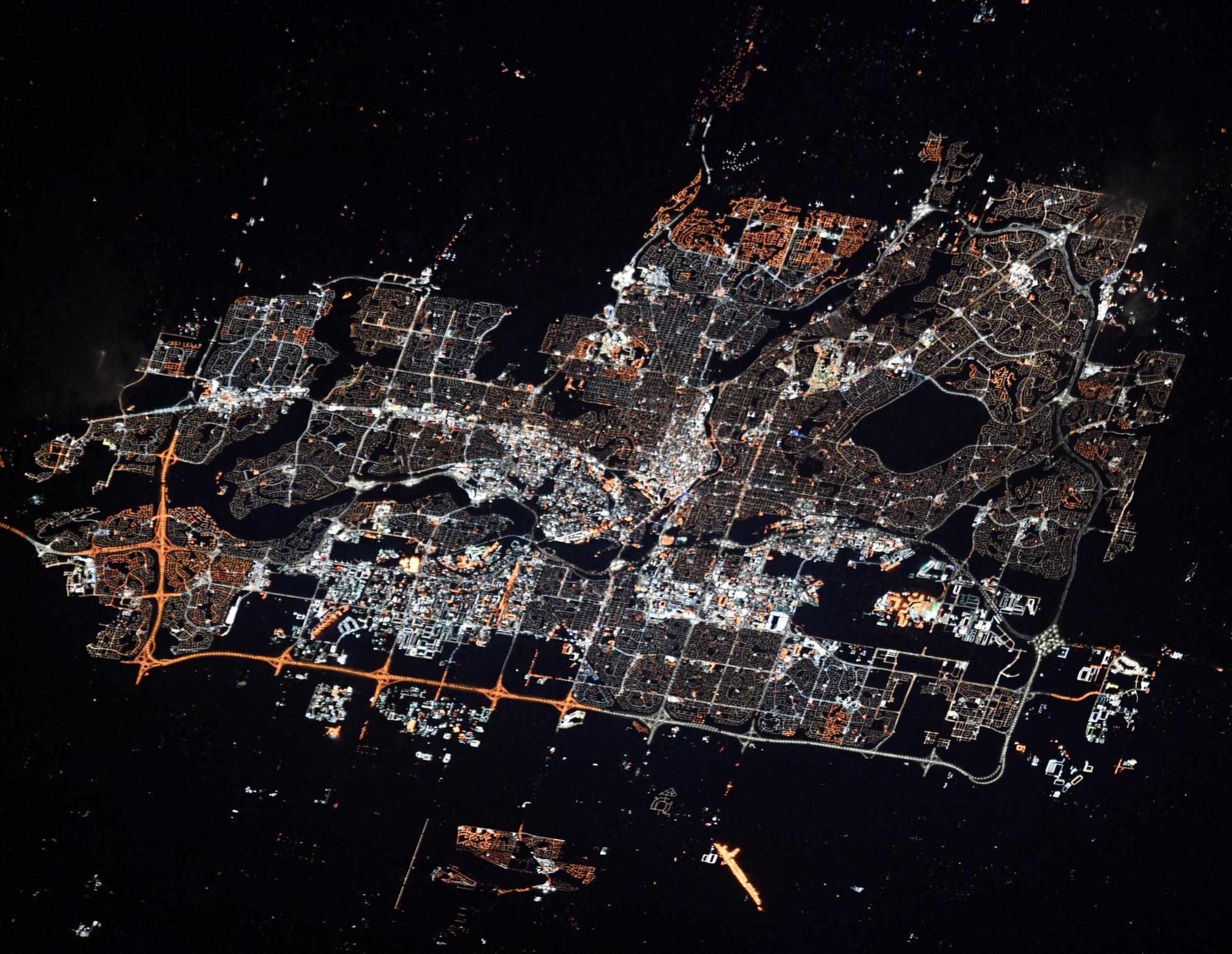 [:ja]【宇宙からの地球絶景】No.1183: カナダのカルガリーの夜景🇨🇦[:en][Earthview Wonders] No.1183: Calgary at Night🇨🇦[:]