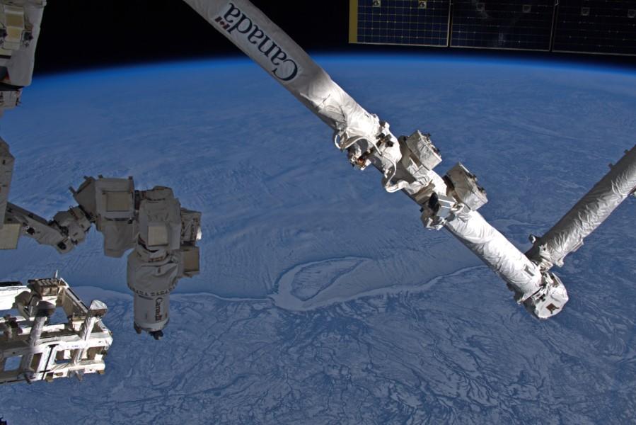 [:ja]【宇宙からの地球絶景】No.1189: カナダアームとカナダのアキミスキ島🇨🇦[:]