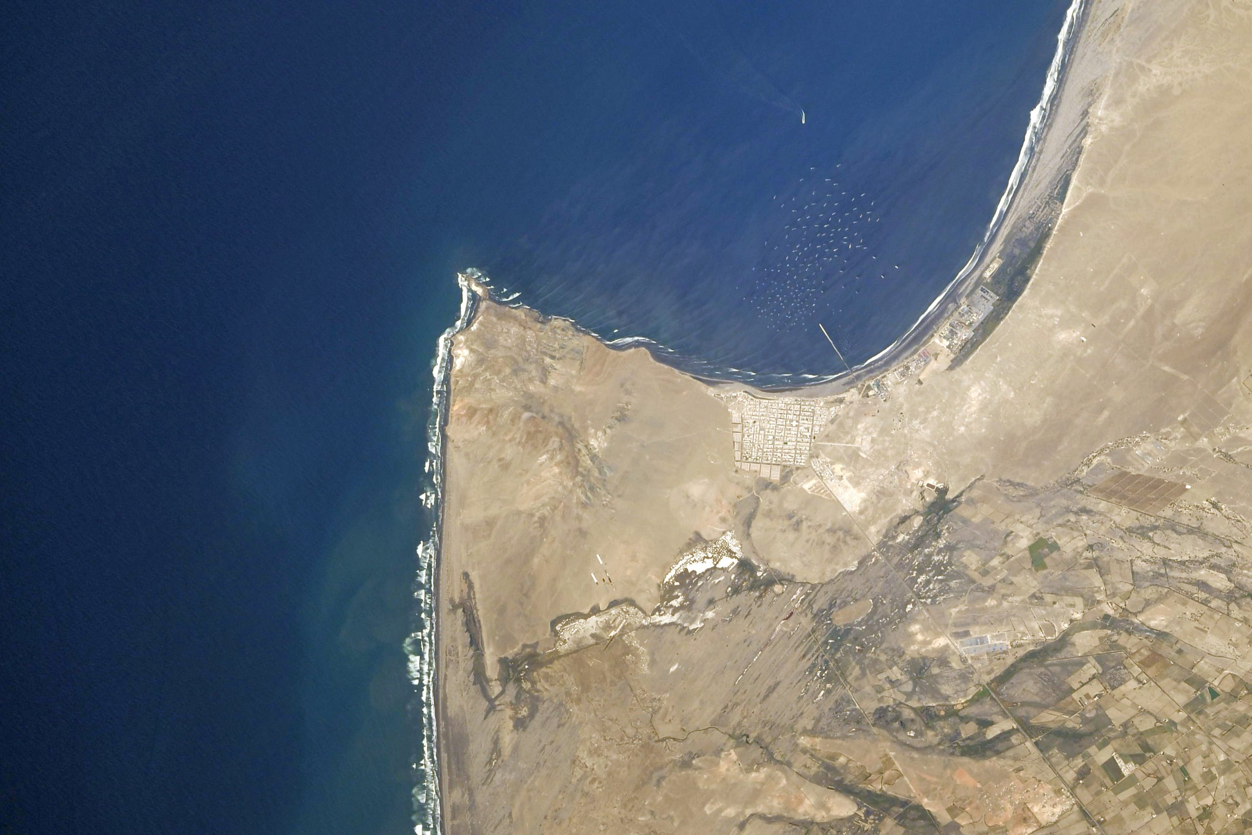 [:ja]【宇宙からの地球絶景】No.1201: チカマの波🇵🇪[:]