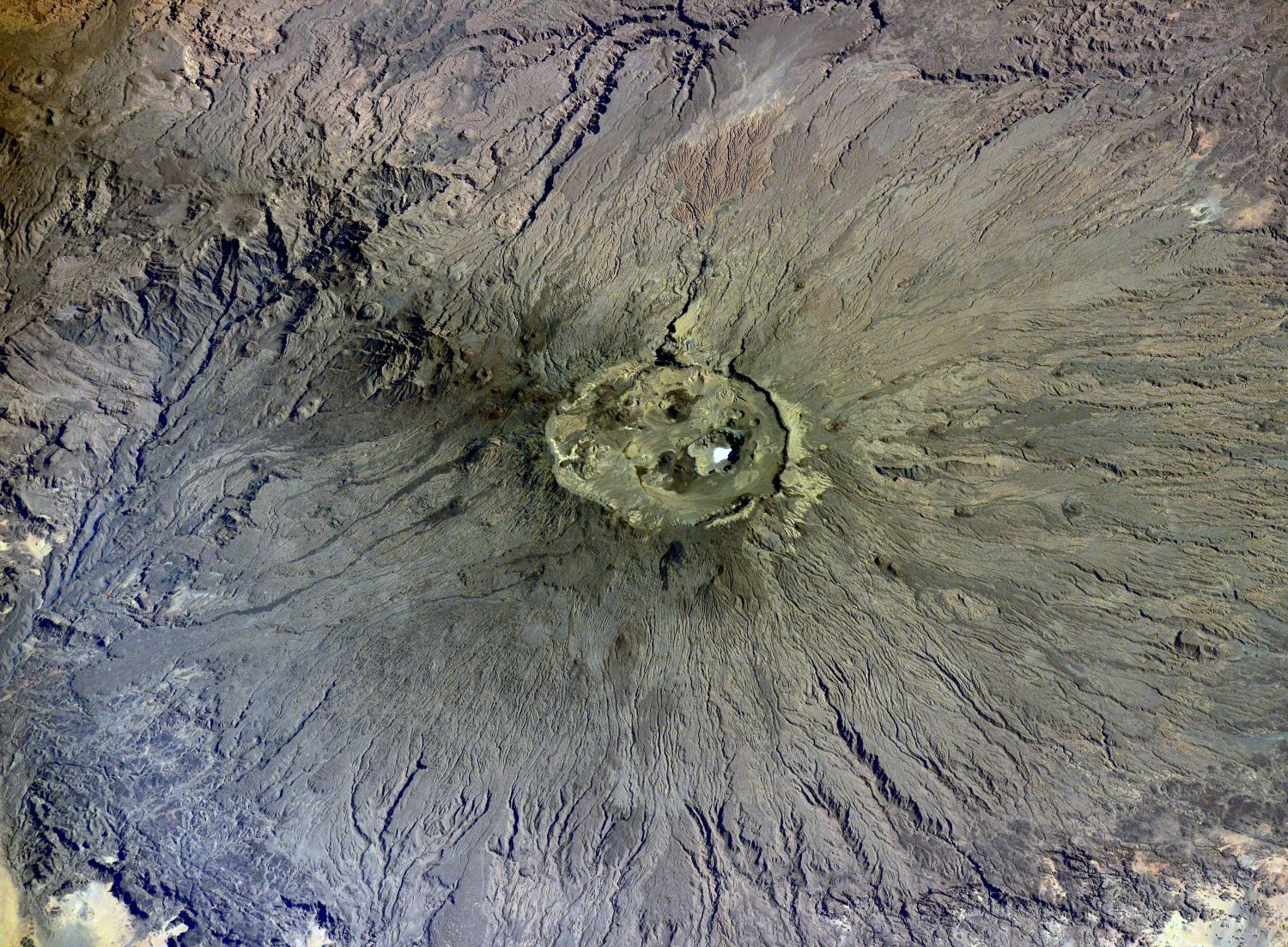 [:ja]【宇宙からの地球絶景】No.1209: チャドのエミクーシ山🇹🇩[:]