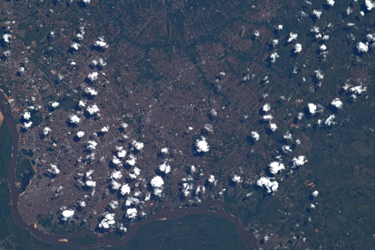 [:ja]【宇宙からの地球絶景】No.1222: パラグアイのアスンシオン🇵🇾[:]