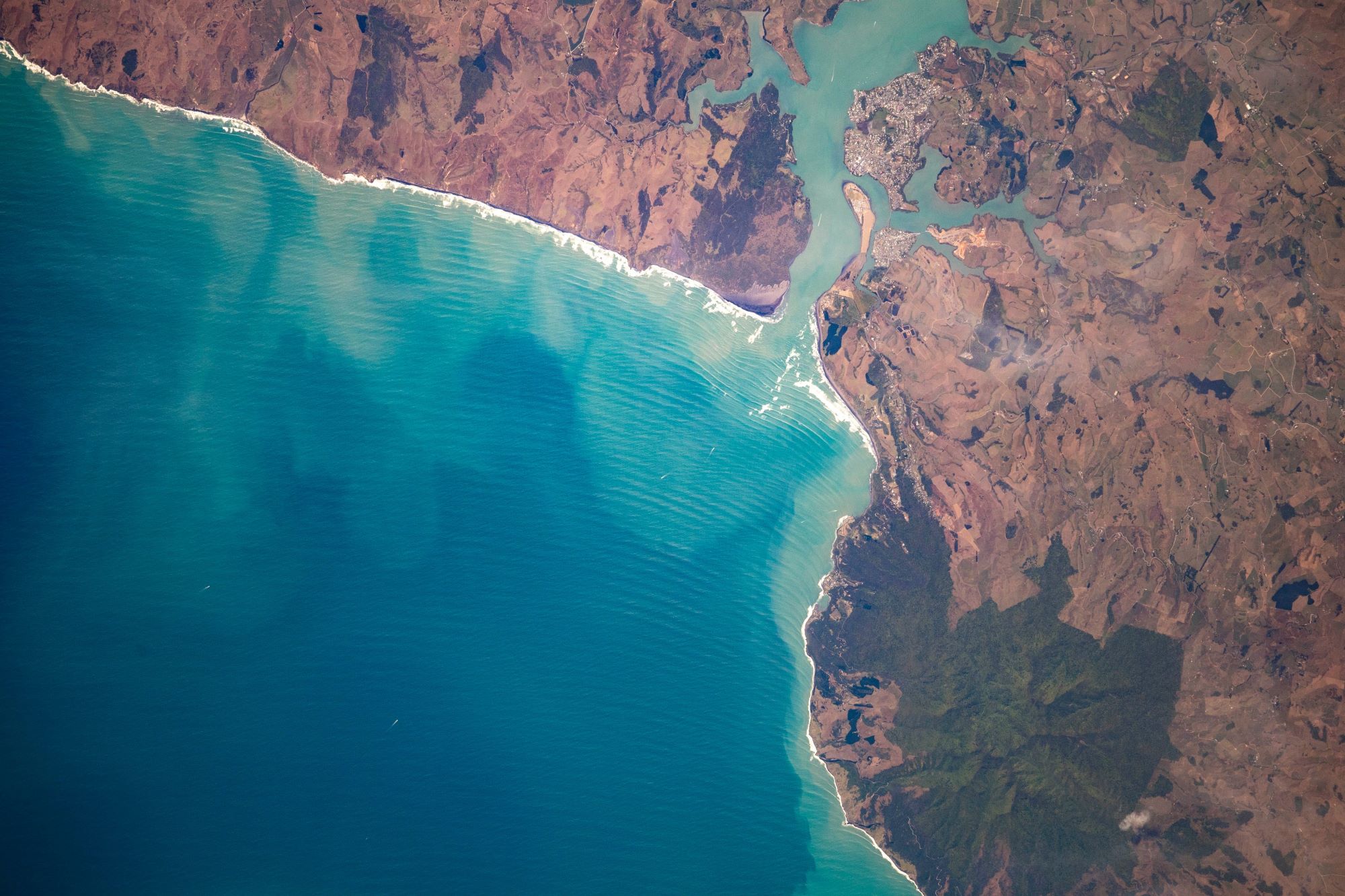[:ja]【宇宙からの地球絶景】No.1248: ニュージーランドのラグラン🇳🇿[:]