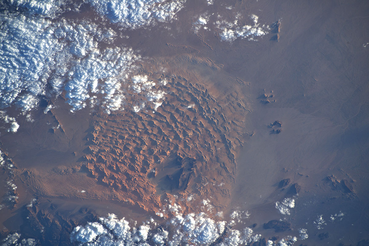 [:ja]【宇宙からの地球絶景】No.1242: アルジェリアの岩石地帯🇩🇿[:]