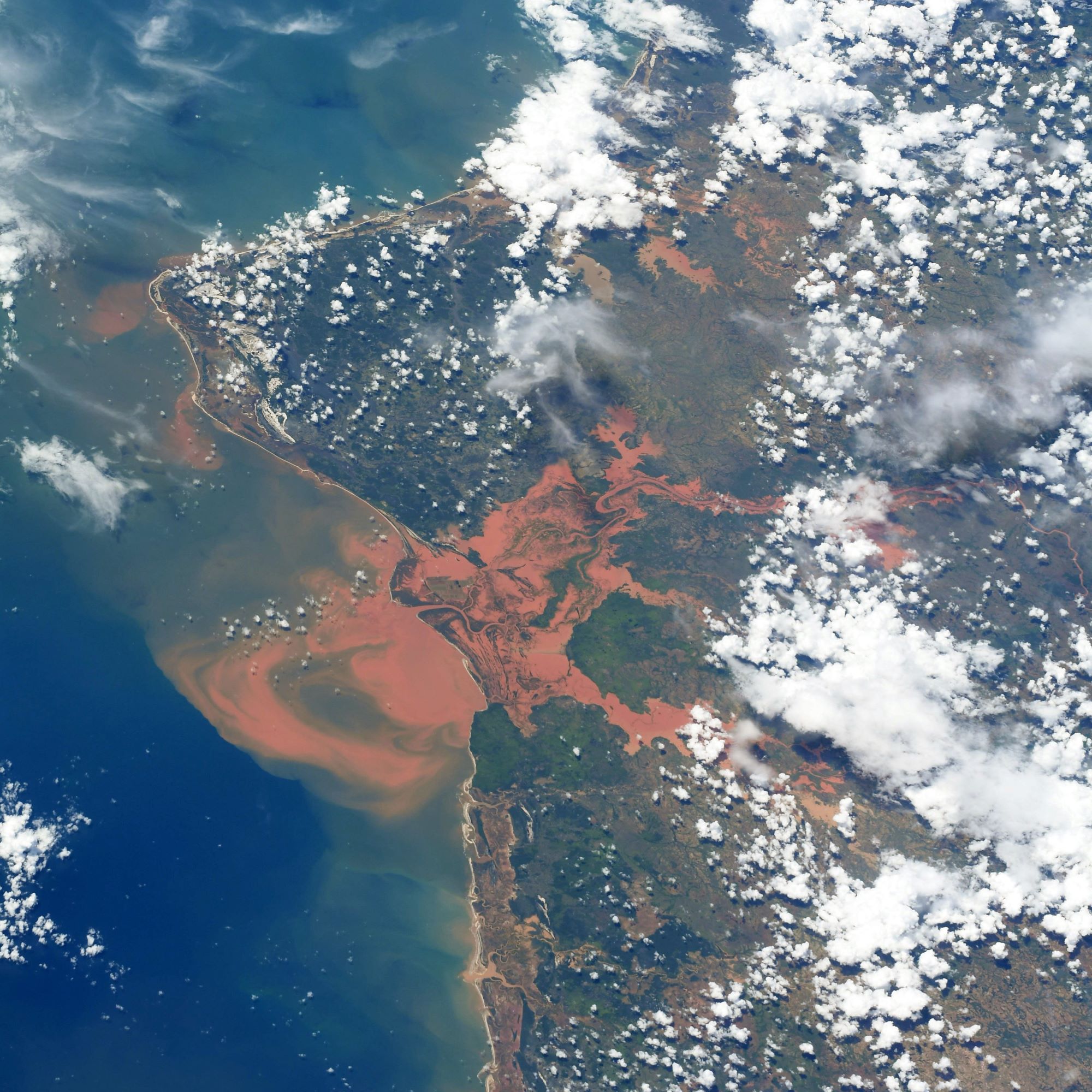[:ja]【宇宙からの地球絶景】No.1274: マダガスカルの洪水🇲🇬[:]