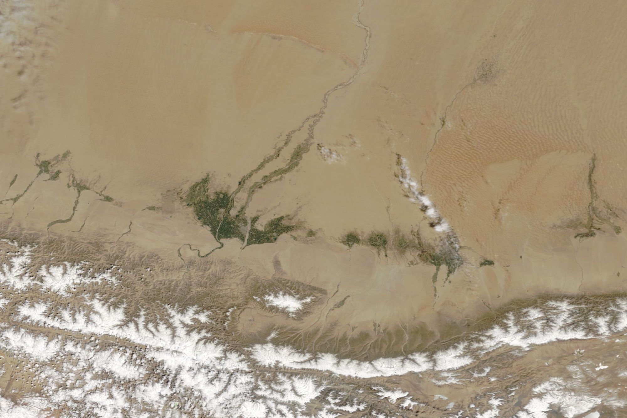 [:ja]【宇宙からの地球絶景】No.1280: タクラマカン砂漠とホータン🇨🇳[:]
