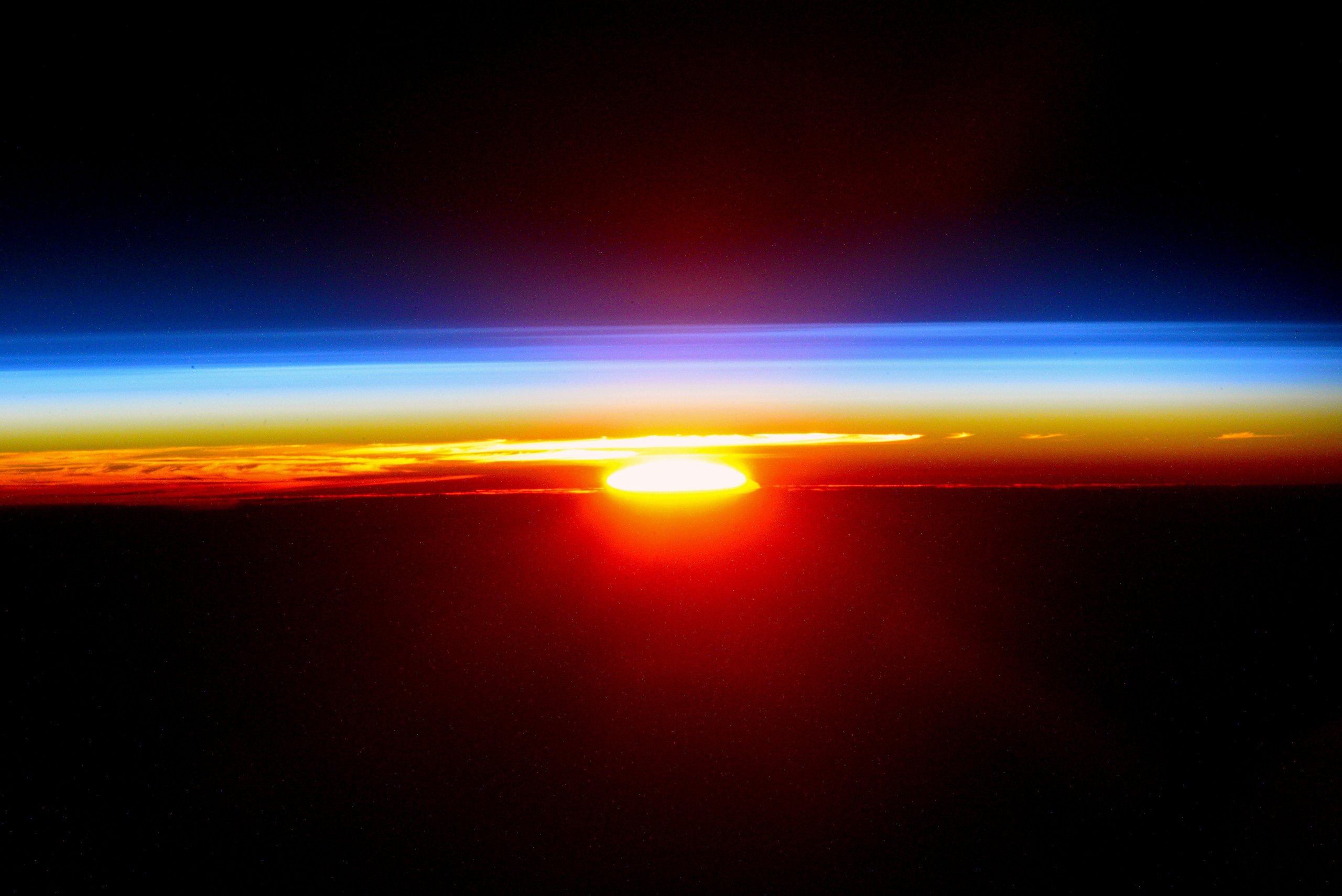 [:ja]【宇宙からの地球絶景】No.1296: 日の入り[:]