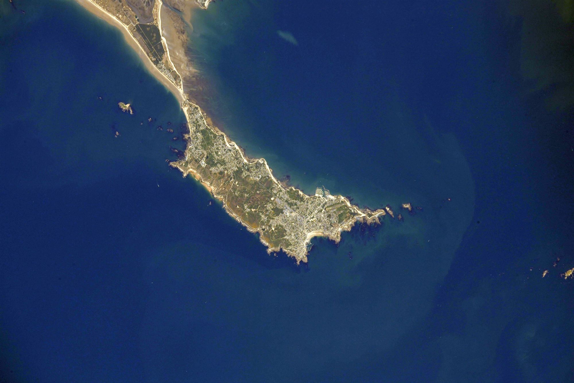 [:ja]【宇宙からの地球絶景】No.1291: フランスのキブロン🇫🇷[:]