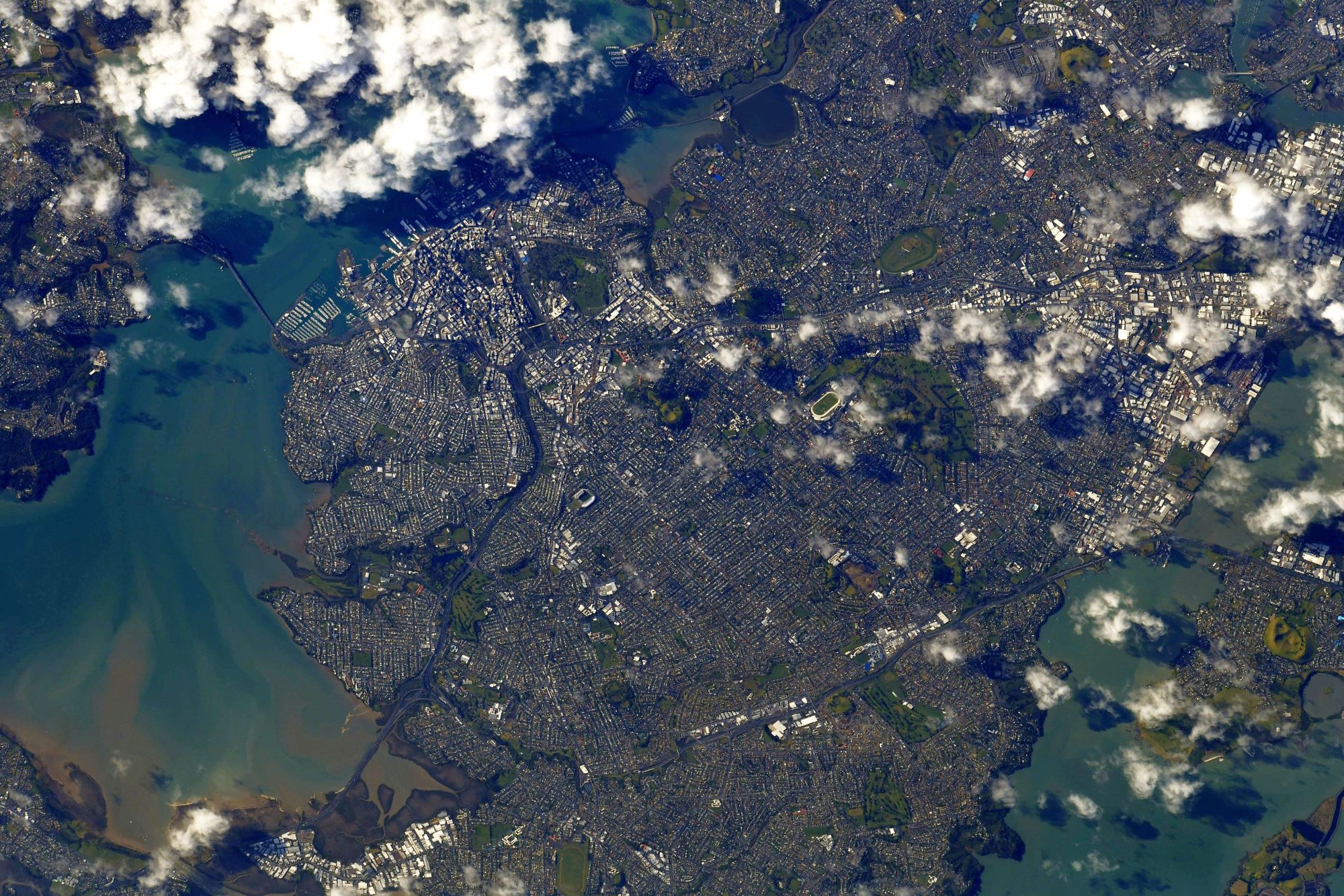[:ja]【宇宙からの地球絶景】No.1360: ニュージーランドのオークランド🇳🇿[:]