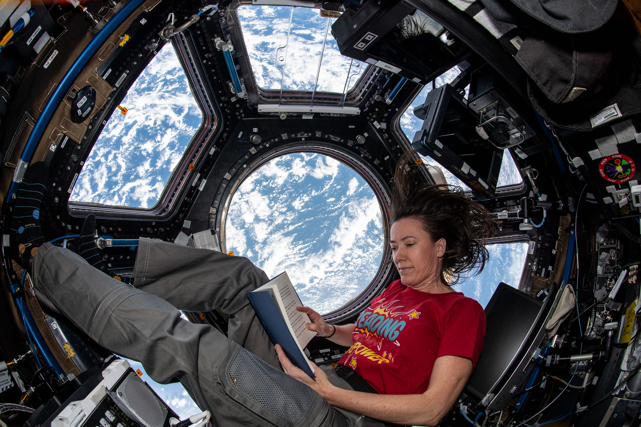 [:ja]【宇宙からの地球絶景】No.1366: 地球を眺めながらの読書[:]
