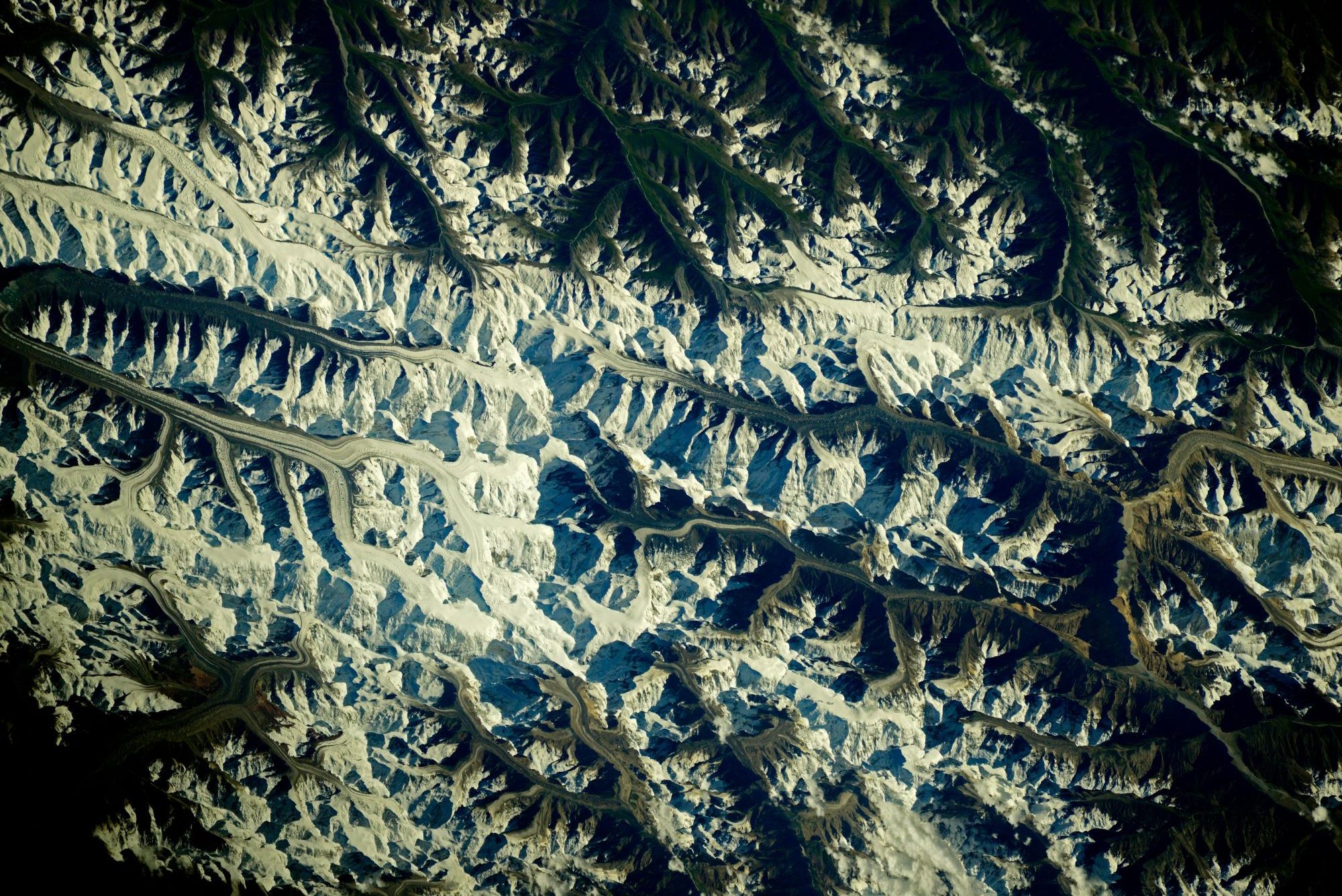 [:ja]【宇宙からの地球絶景】No.1386: 天山山脈🇨🇳🇰🇿🇰🇬[:]
