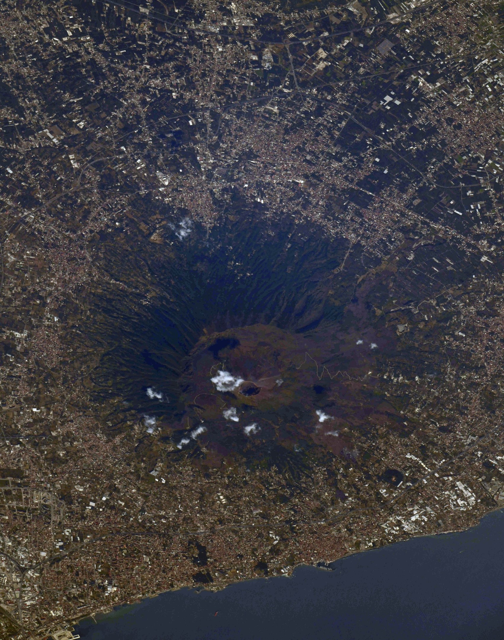 [:ja]【宇宙からの地球絶景】No.1381: ベスビオ山🇮🇹[:]