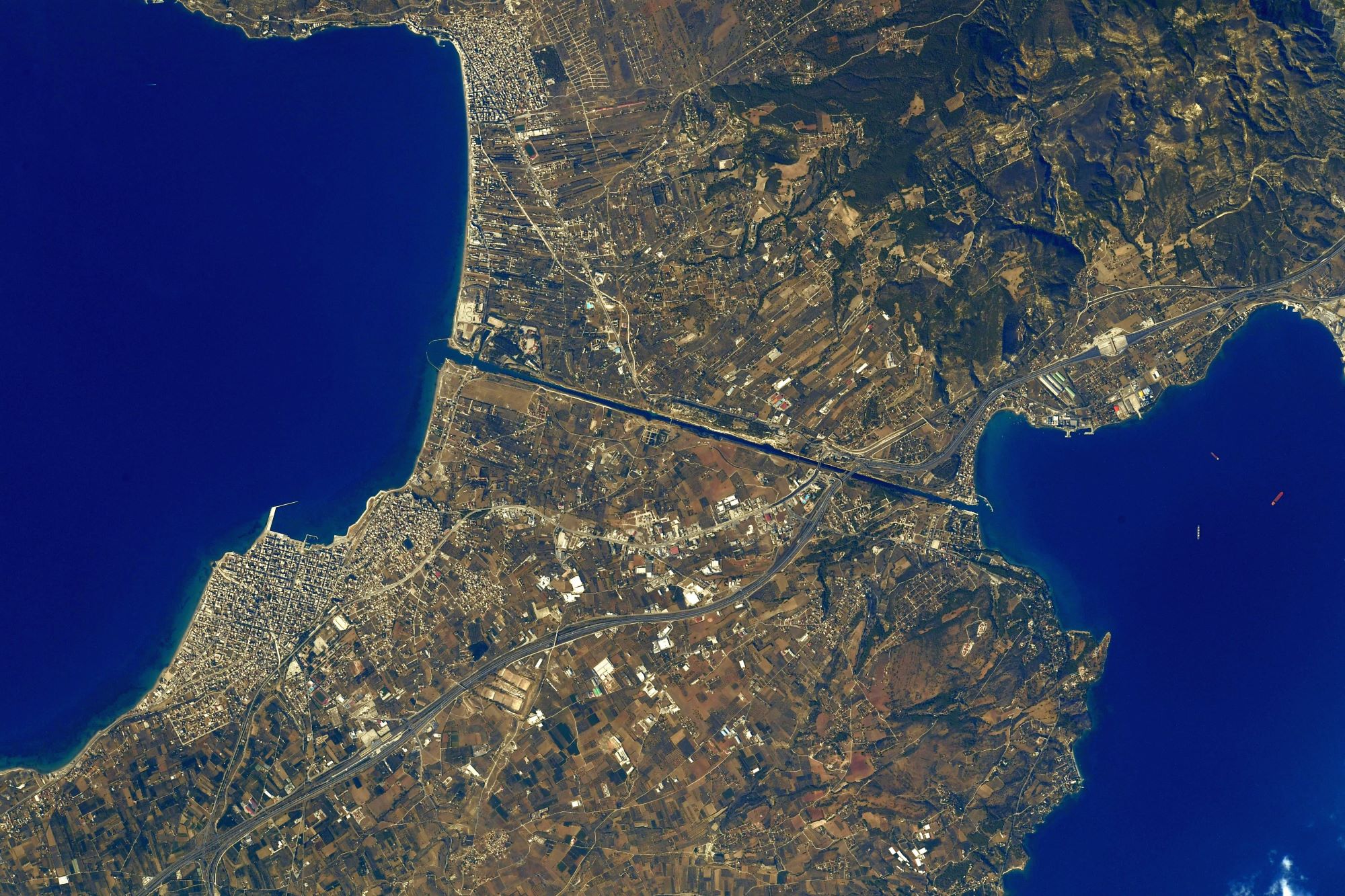 [:ja]【宇宙からの地球絶景】No.1395: ギリシャのコリントス運河🇬🇷[:]