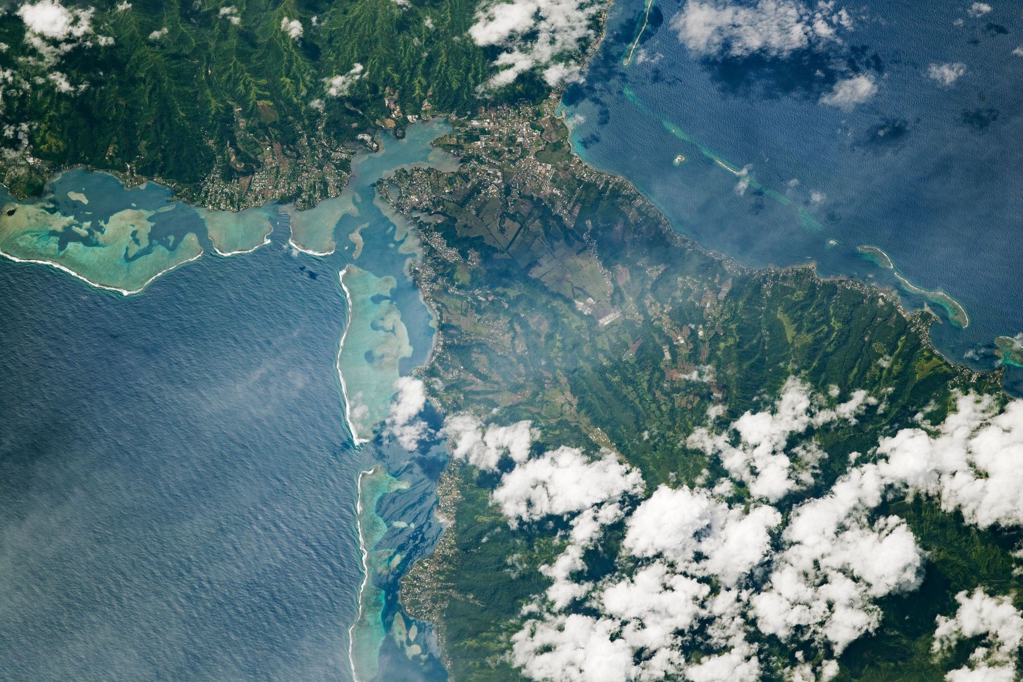 [:ja]【宇宙からの地球絶景】No.1412: タヒチ島🇵🇫[:]