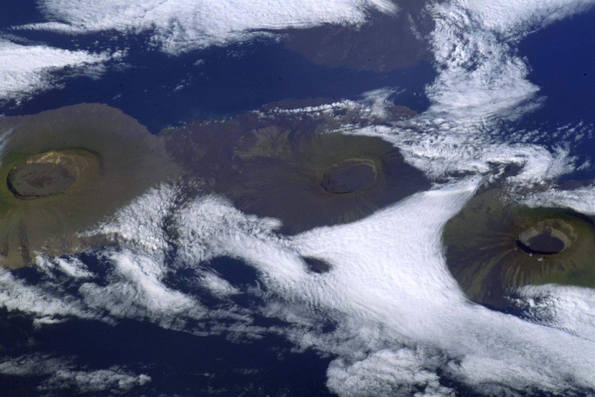 [:ja]【宇宙からの地球絶景】No.1431: ガラパゴス諸島のイサベラ島🇪🇨[:]