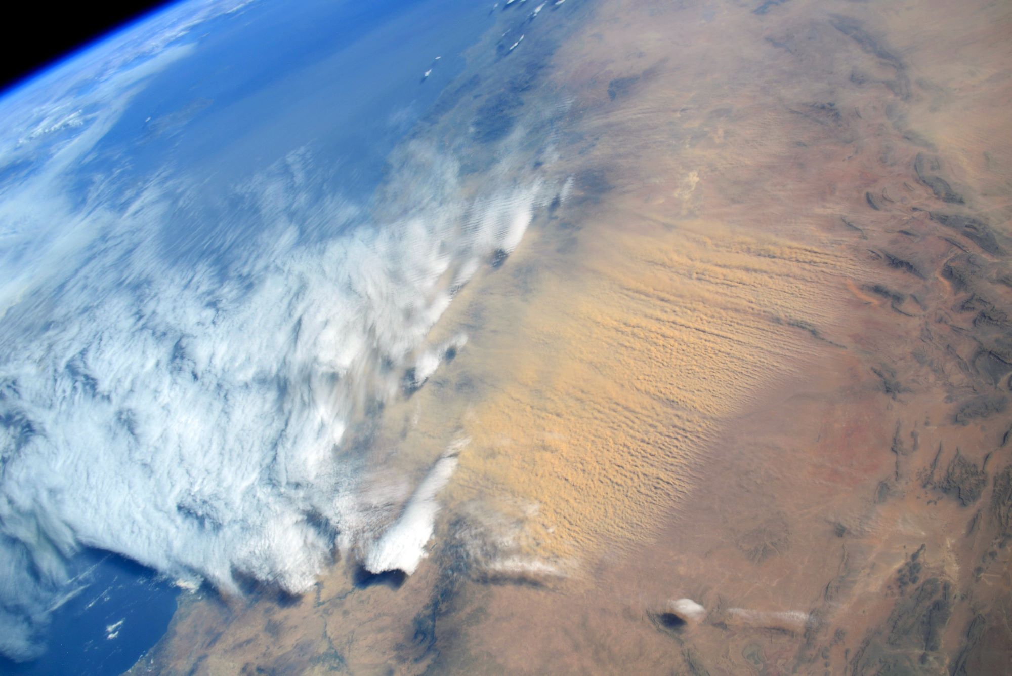 [:ja]【宇宙からの地球絶景】No.1481: サハラ砂漠の砂嵐🇲🇦🇩🇿[:]